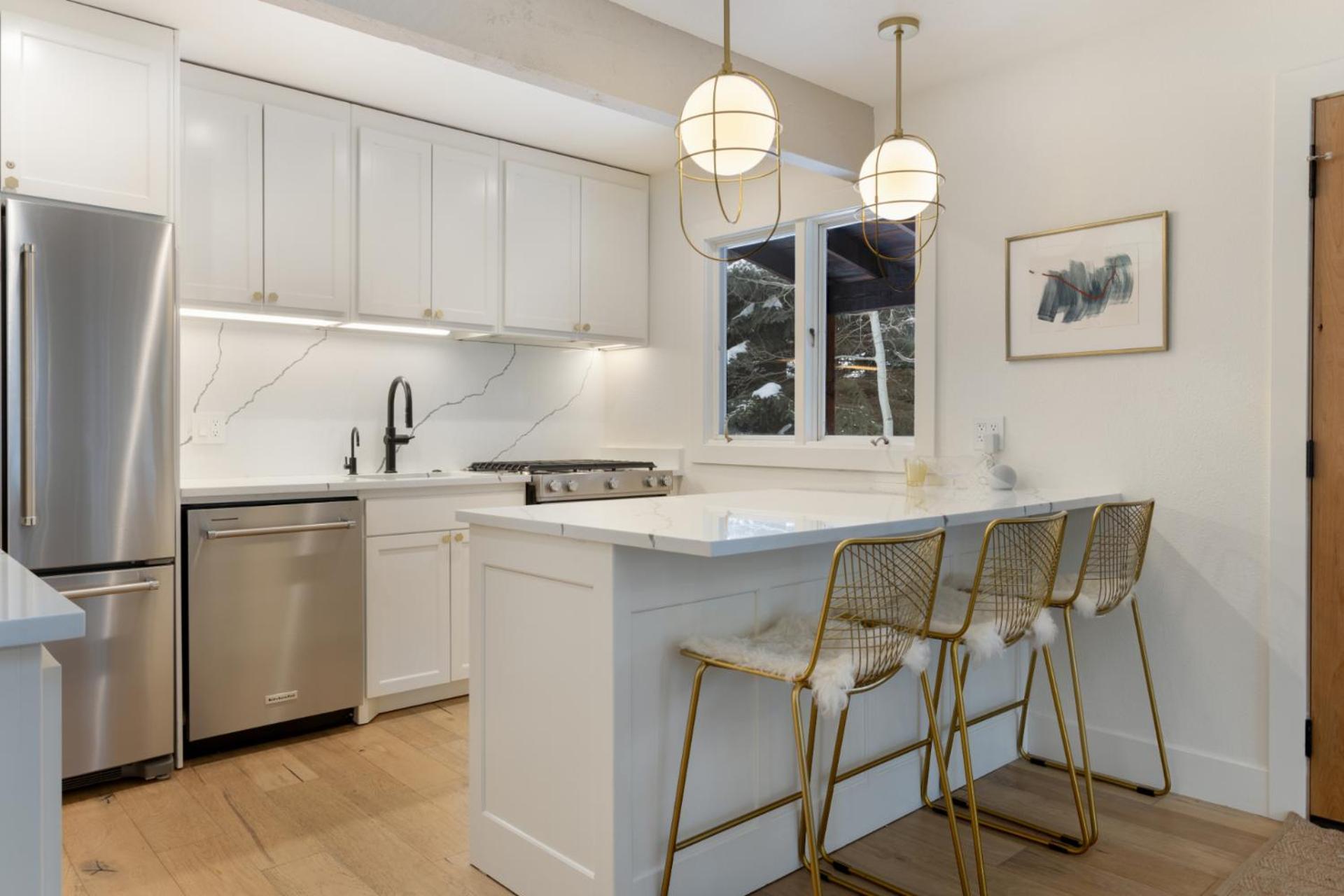 Novelle - Renovated, Chic Contemporary On Gore Creek With Hot Tub Holiday home *
