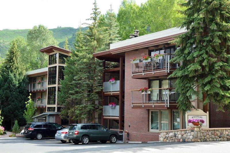 Fully Renovated 2 Bedroom On River With Pool - Walk To Town! Holiday home *