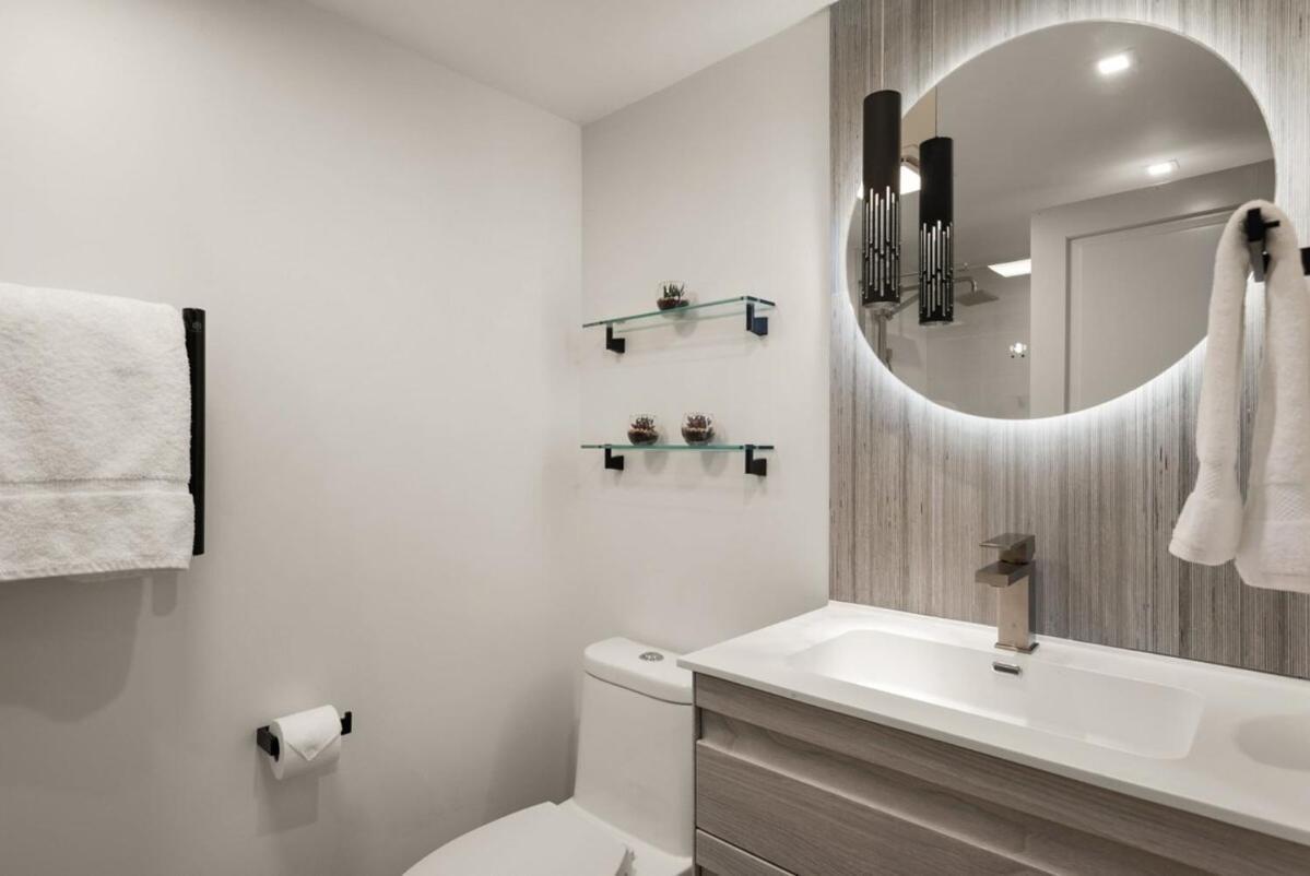 Fully Renovated 2 Bedroom On River With Pool - Walk To Town! Aspen