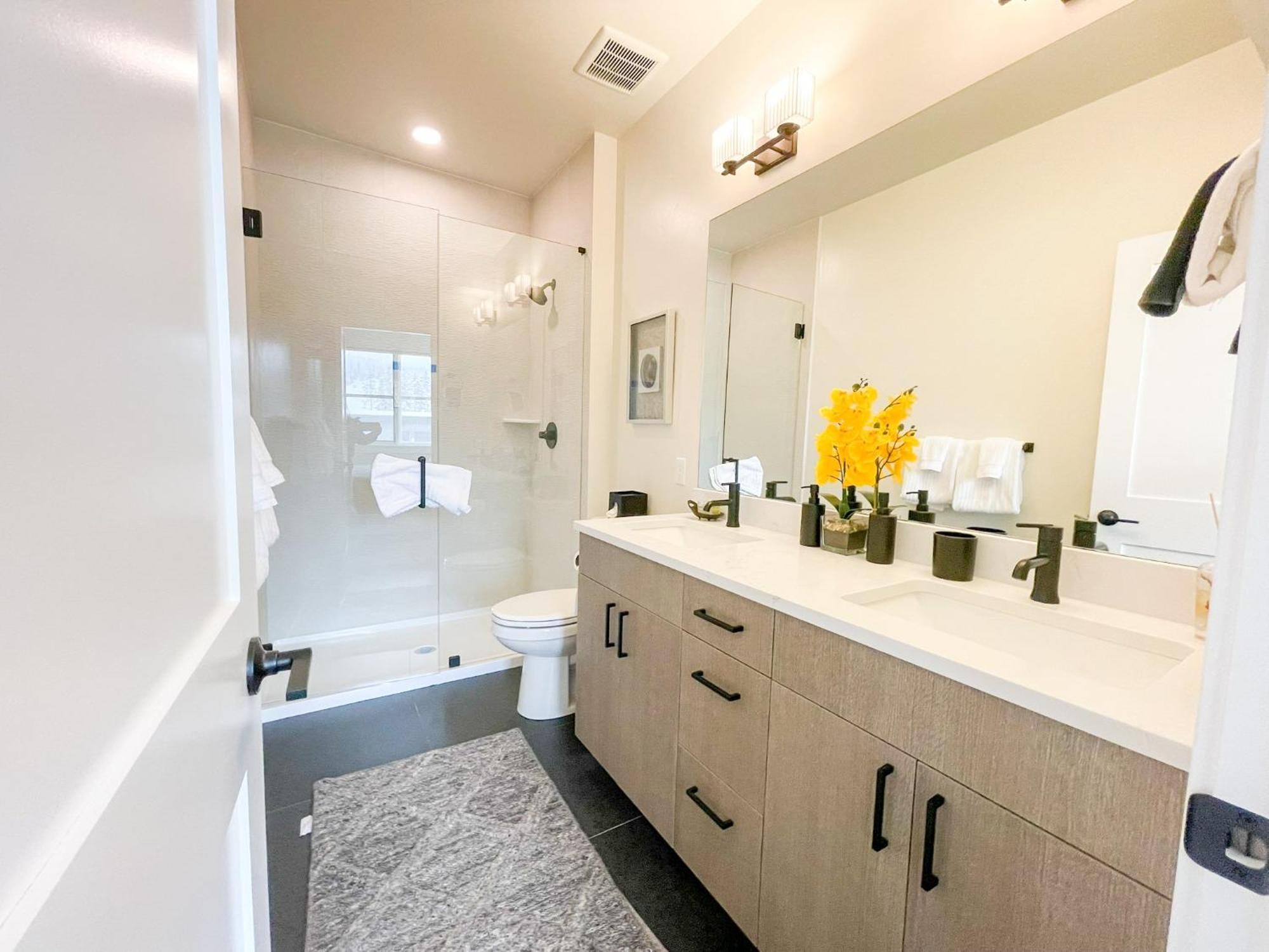 New Luxury Loft 219 I Hot Tub I Great Views I Price I Free Adventures Daily Holiday home