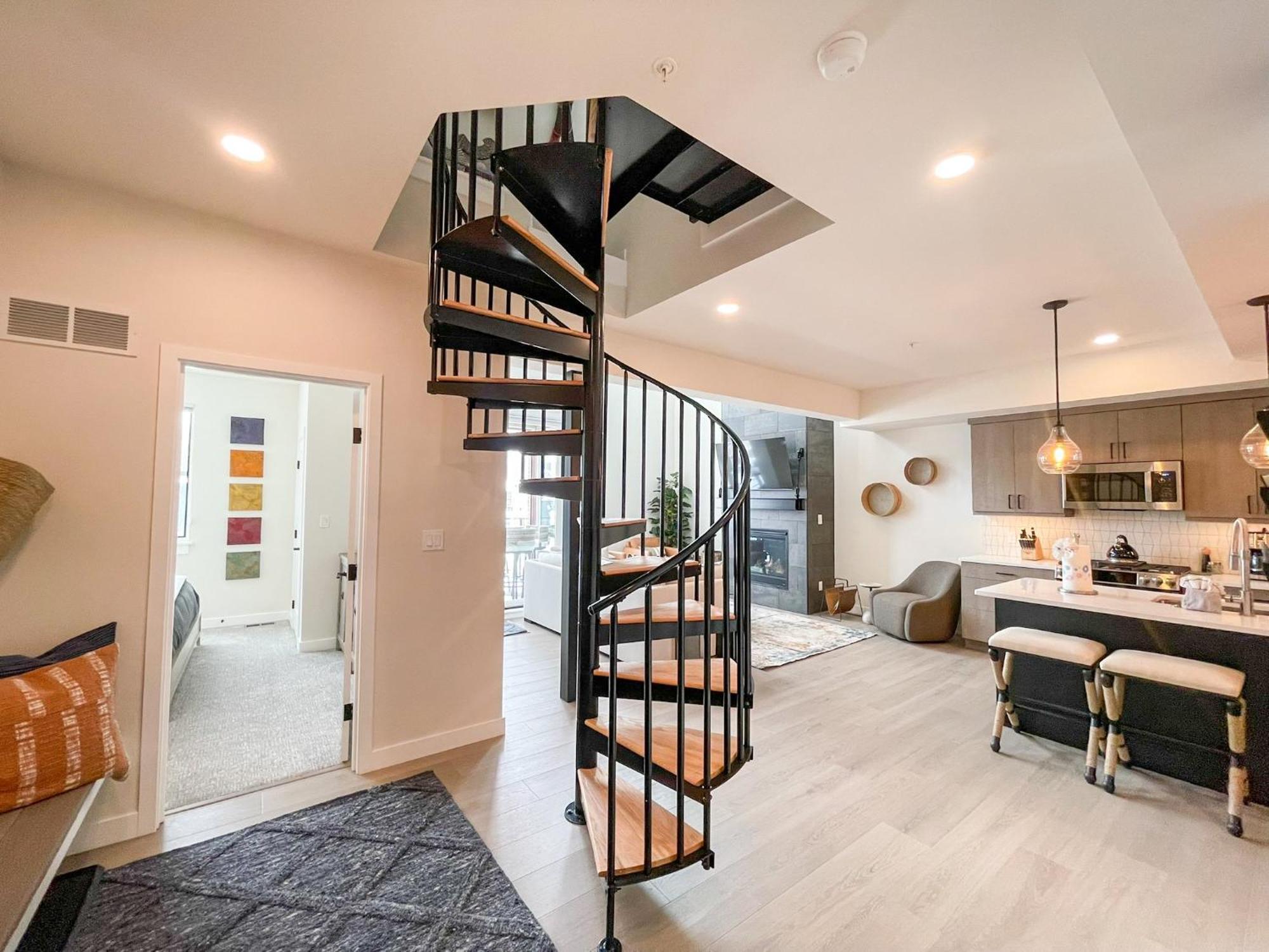 New Luxury Loft 219 I Hot Tub I Great Views I Price I Free Adventures Daily