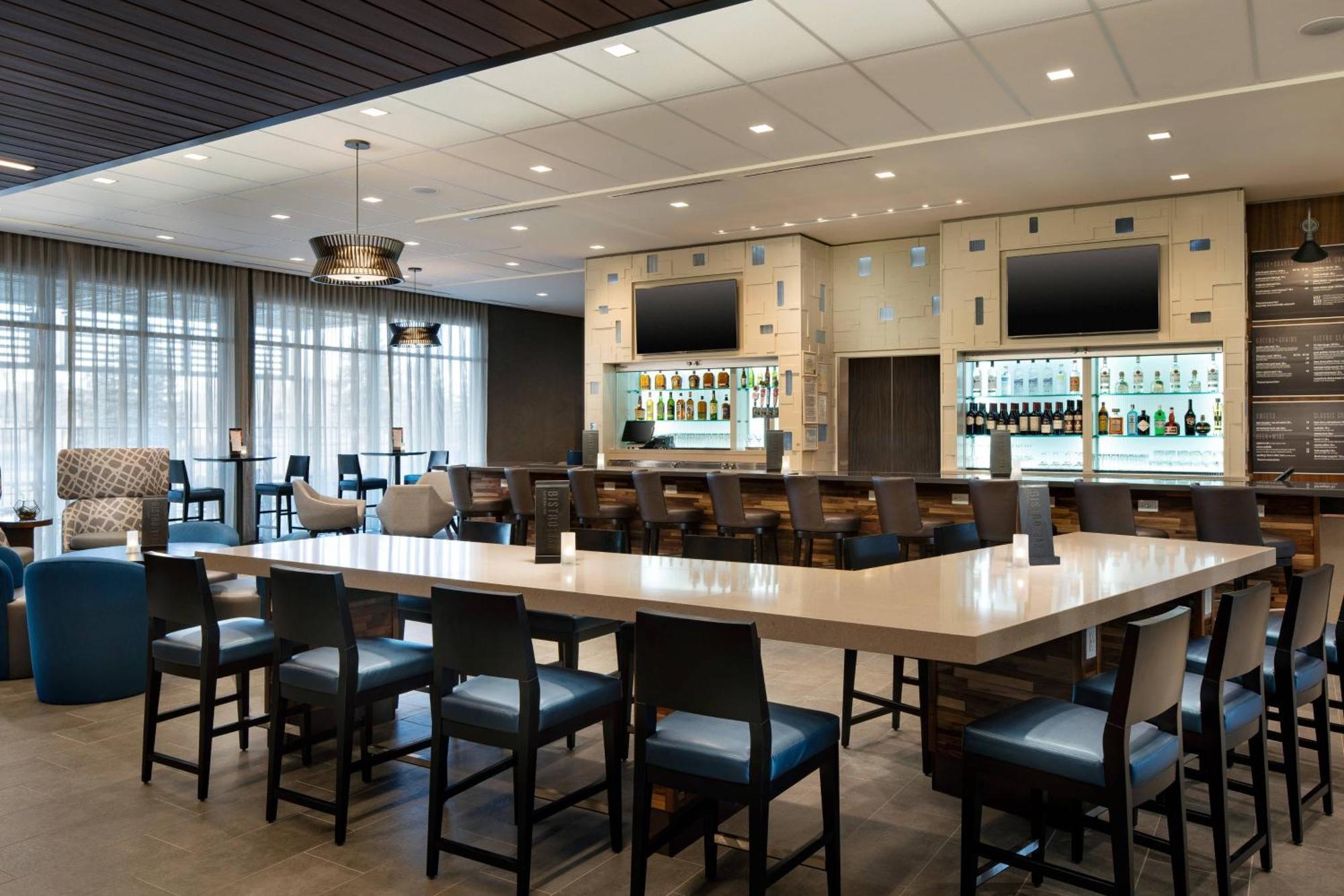 Courtyard By Marriott Collins