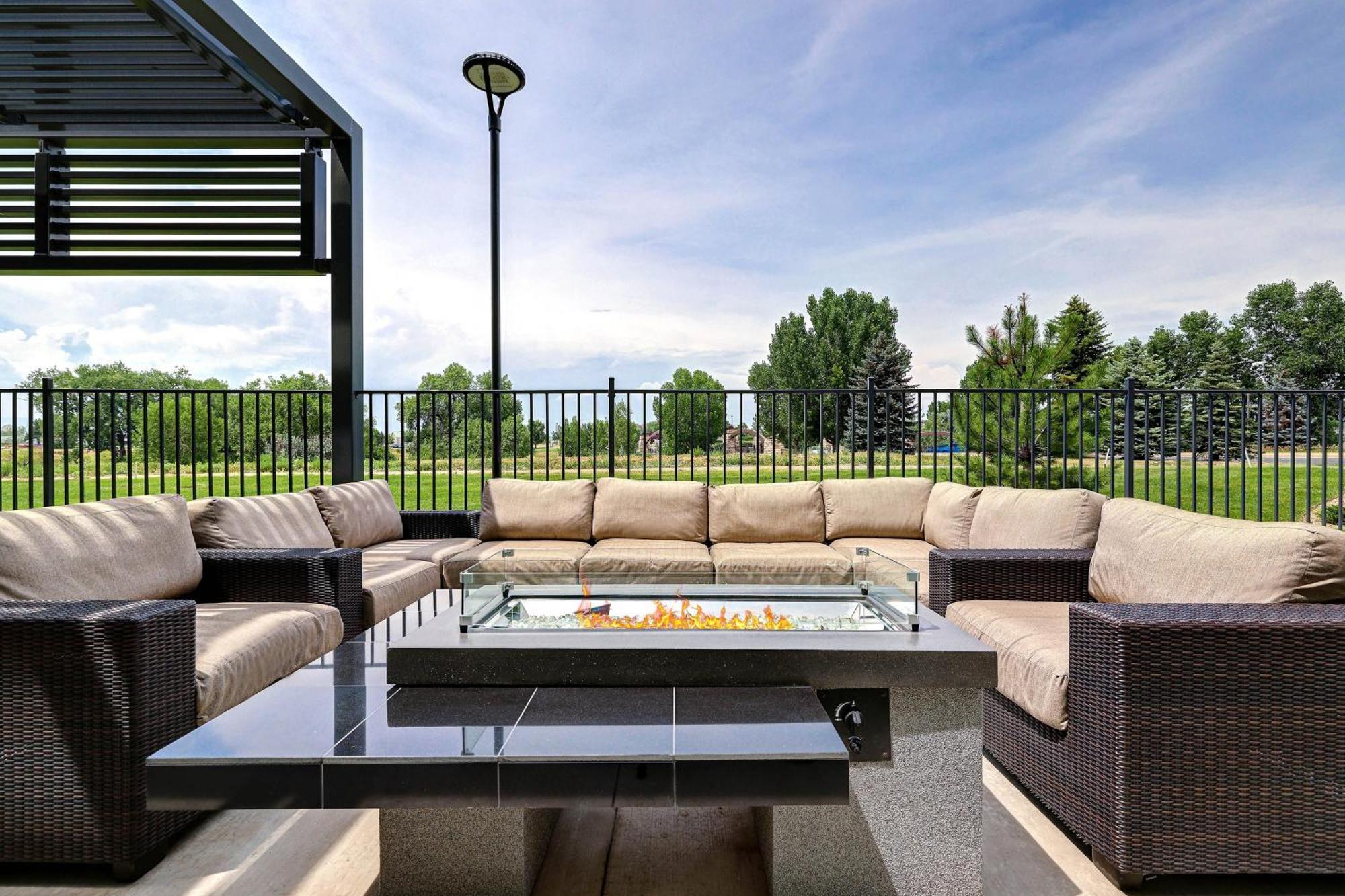 Courtyard By Marriott Collins Hotel