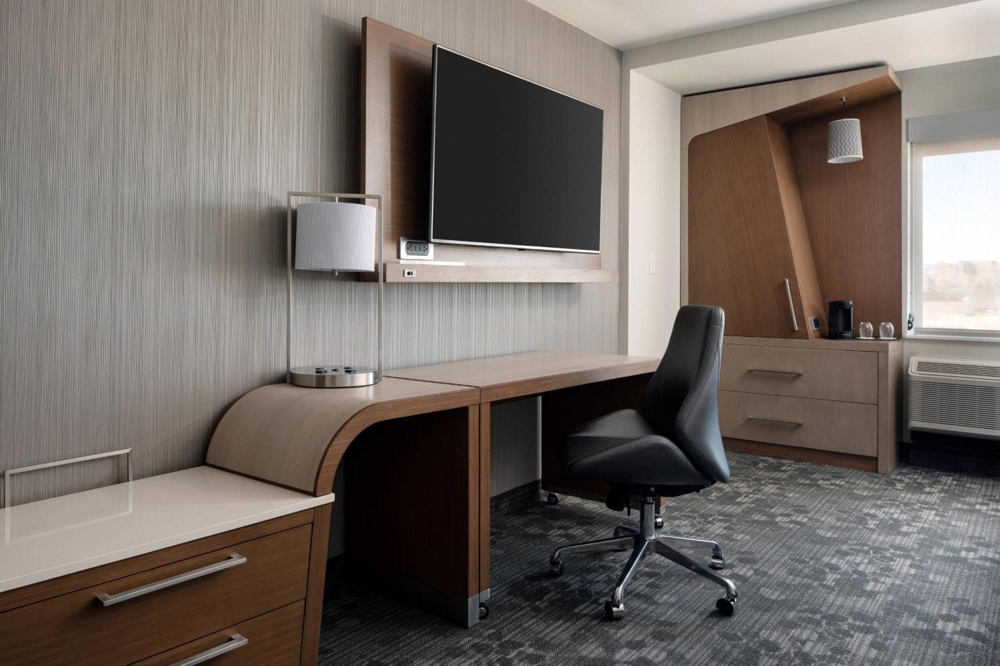 Courtyard By Marriott Collins Hotel 3*