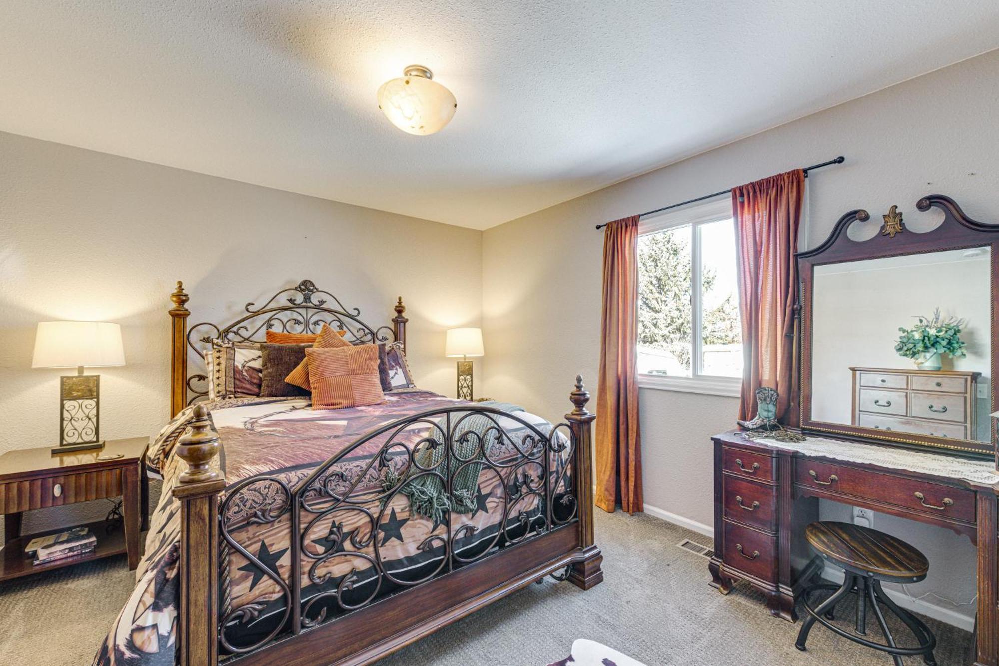 With Private Hot Tub And Wood Fireplace!