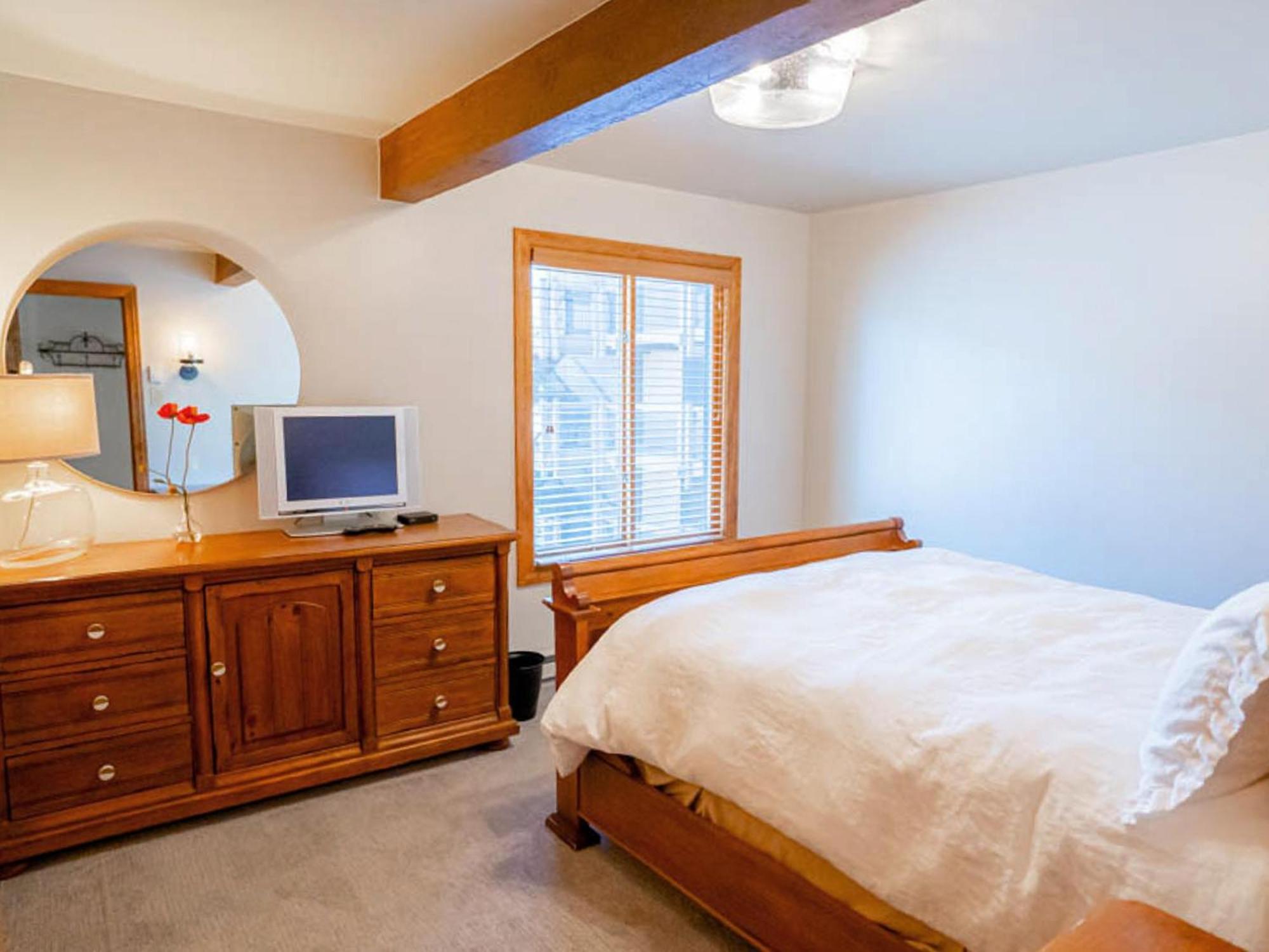 Lift One - One, Two Three Bedroom Units Adjacent To Downtown Apartment