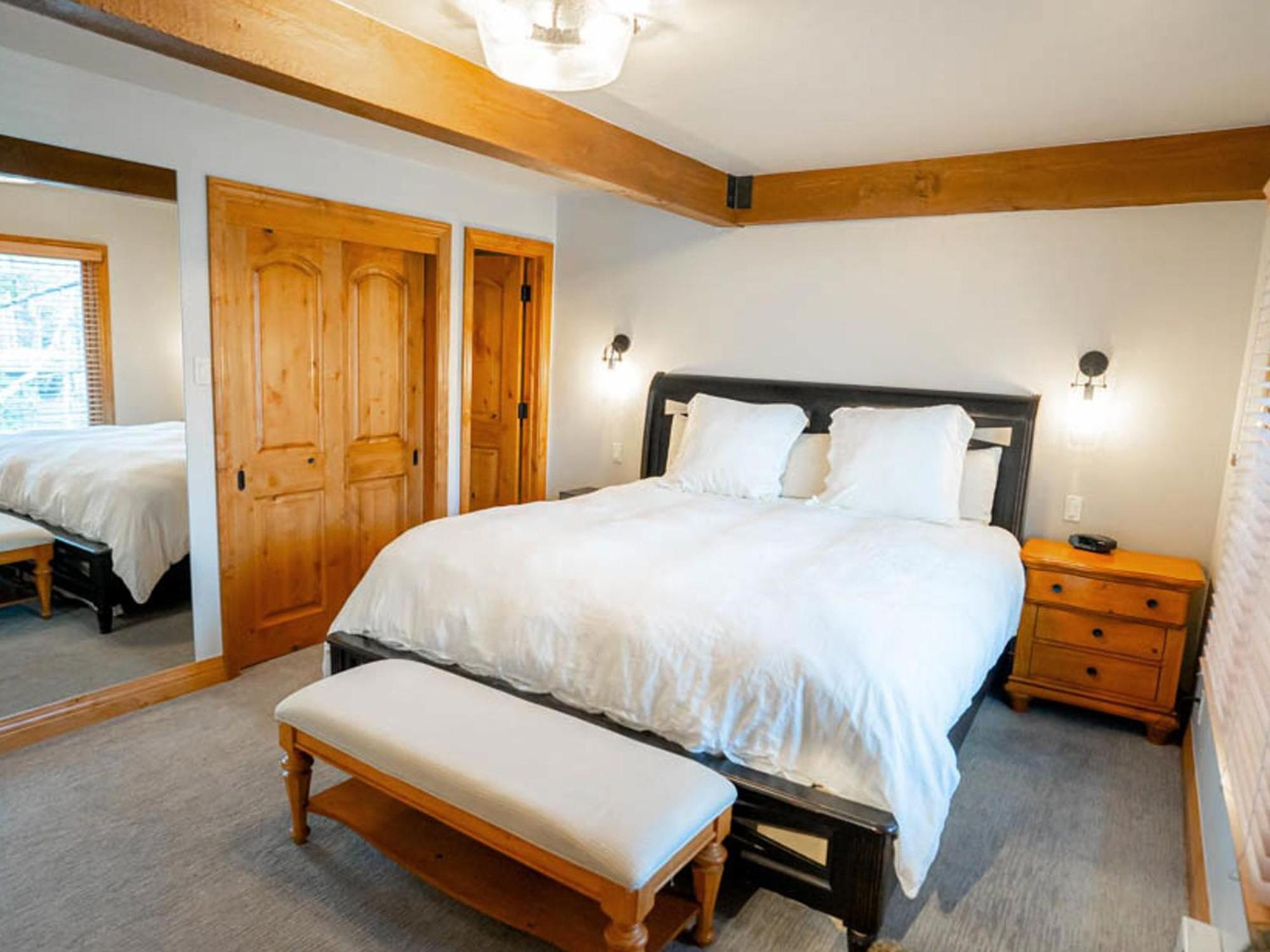 Lift One - One, Two Three Bedroom Units Adjacent To Downtown Apartment *