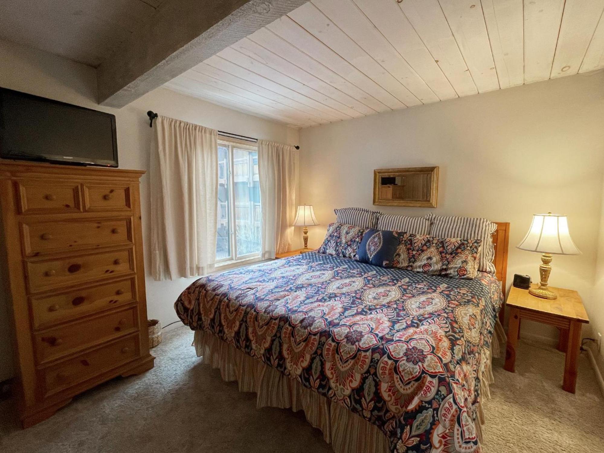 Lift One - One, Two Three Bedroom Units Adjacent To Downtown Apartment