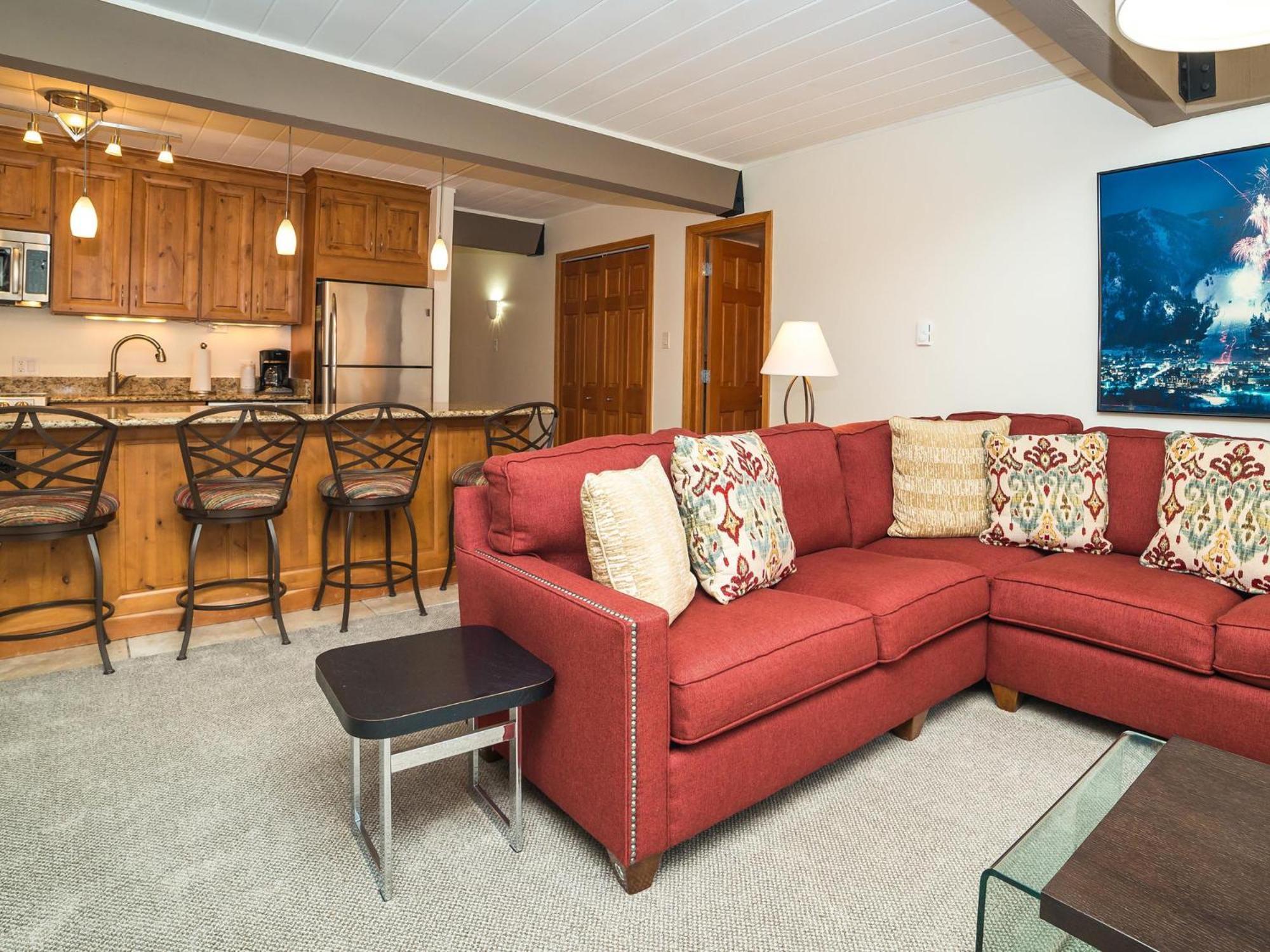 Lift One - One, Two Three Bedroom Units Adjacent To Downtown