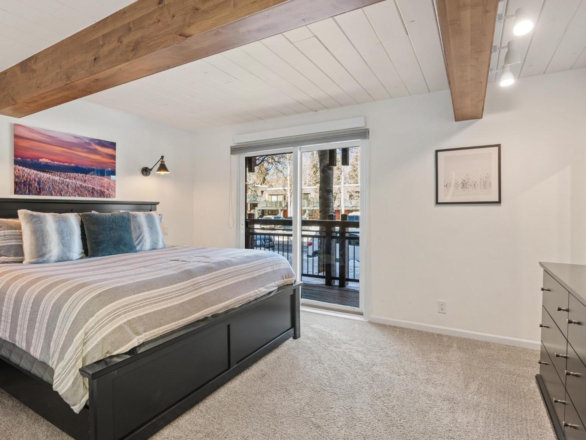 Lift One - One, Two Three Bedroom Units Adjacent To Downtown Apartment *