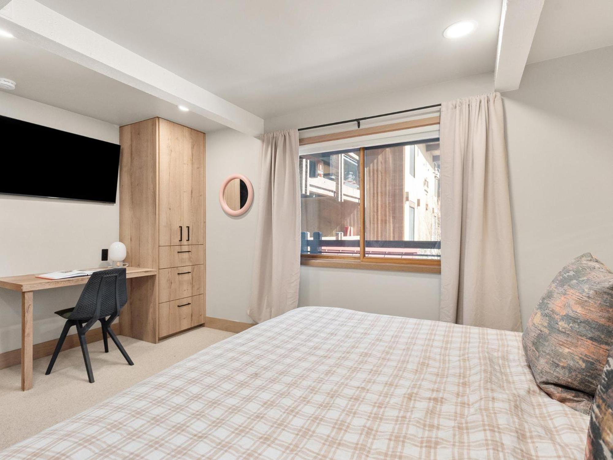 Apartment Lift One - One, Two Three Bedroom Units Adjacent To Downtown *