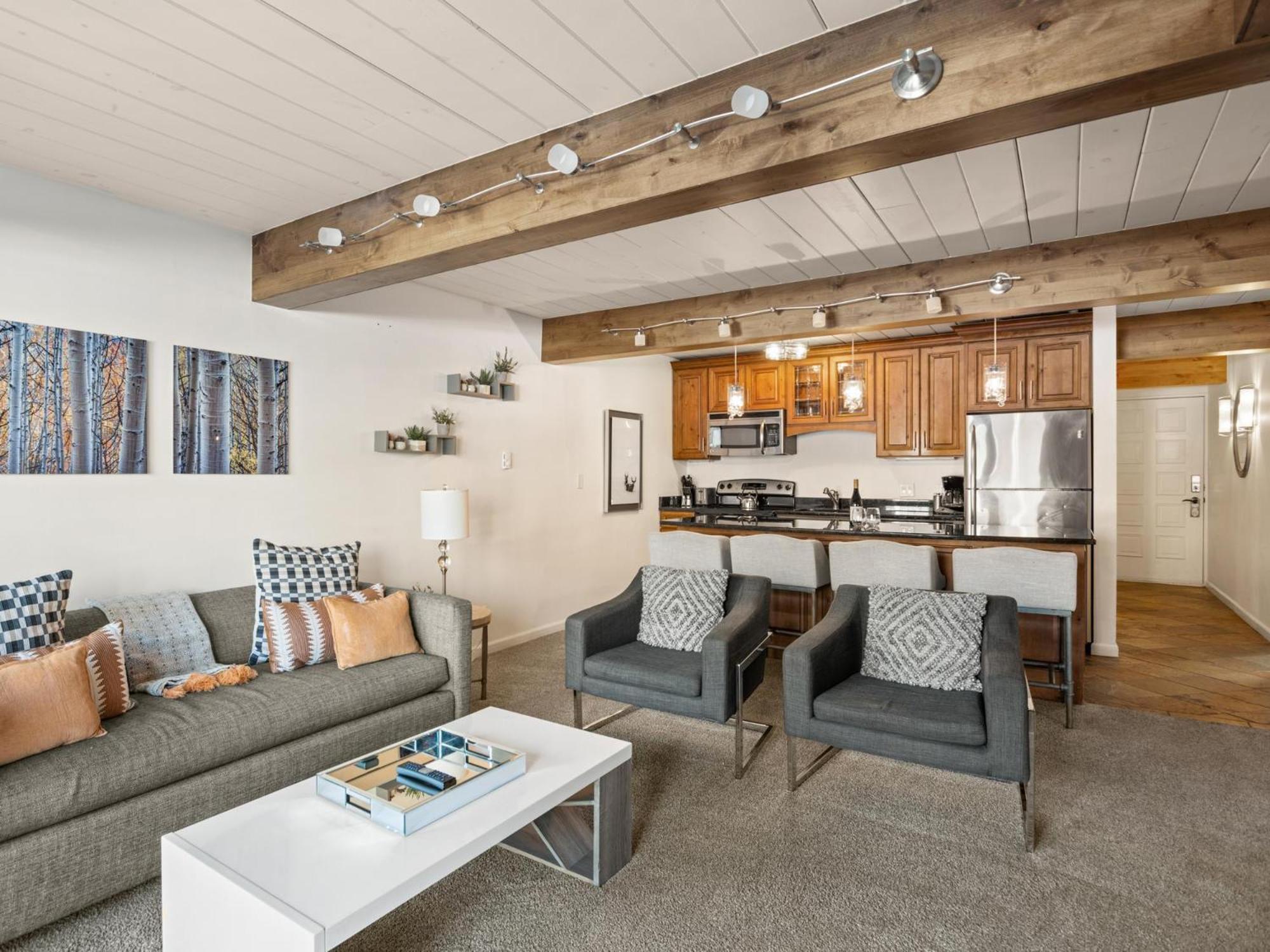 Apartment Lift One - One, Two Three Bedroom Units Adjacent To Downtown *