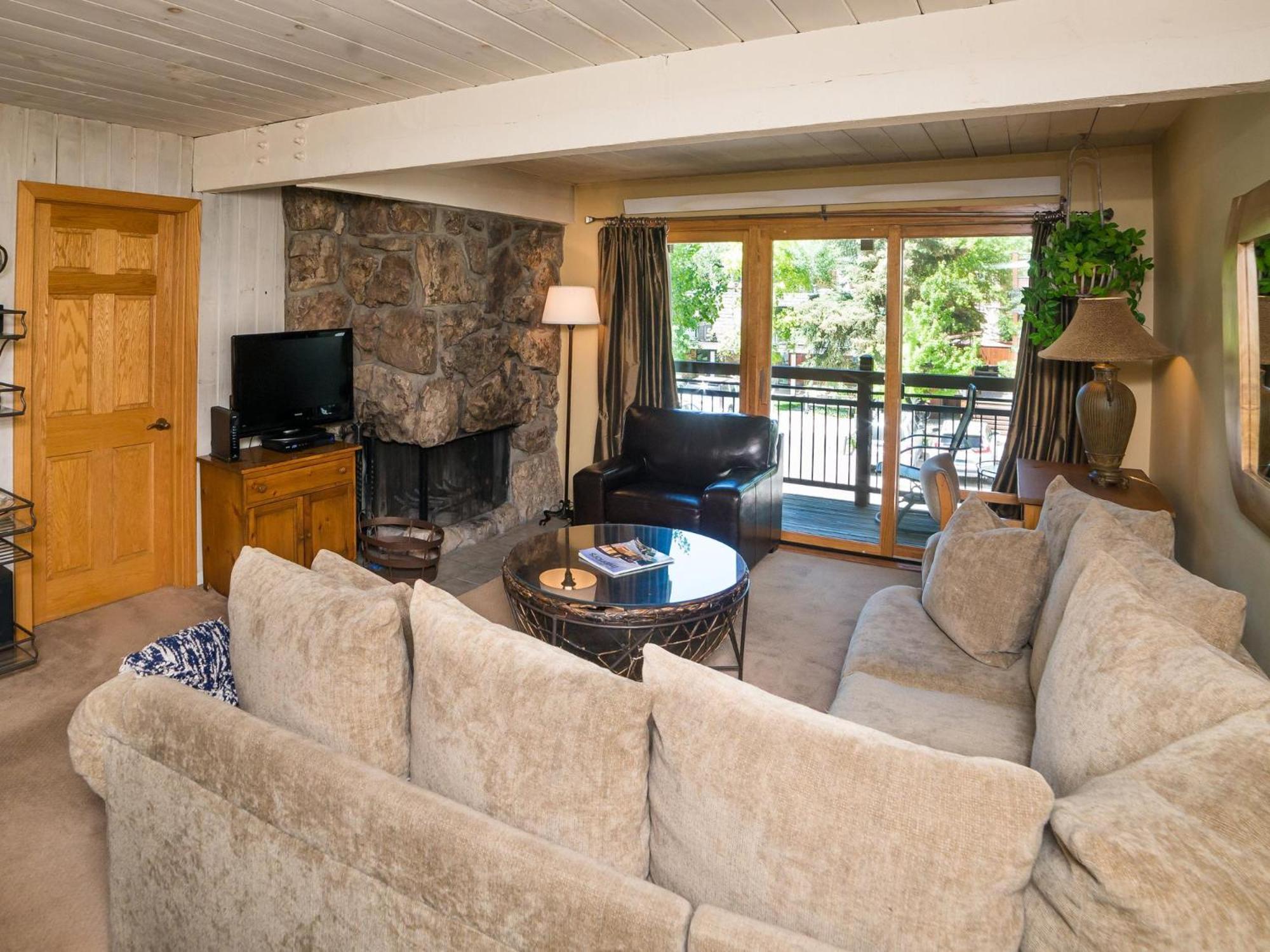 Lift One - One, Two Three Bedroom Units Adjacent To Downtown *