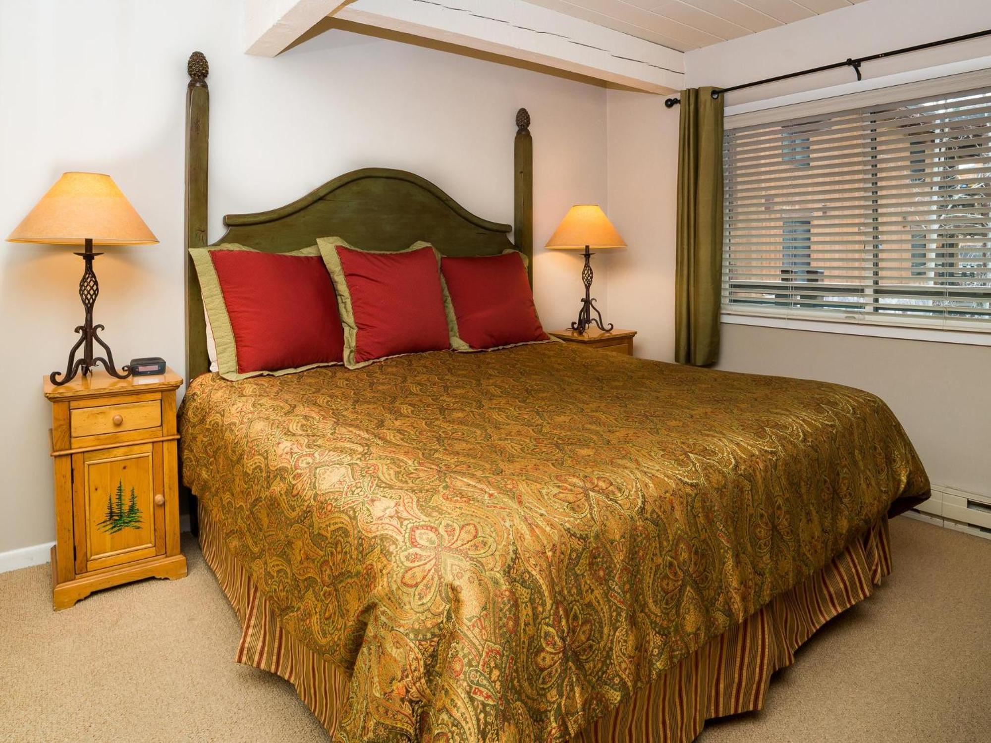 Lift One - One, Two Three Bedroom Units Adjacent To Downtown Apartment *