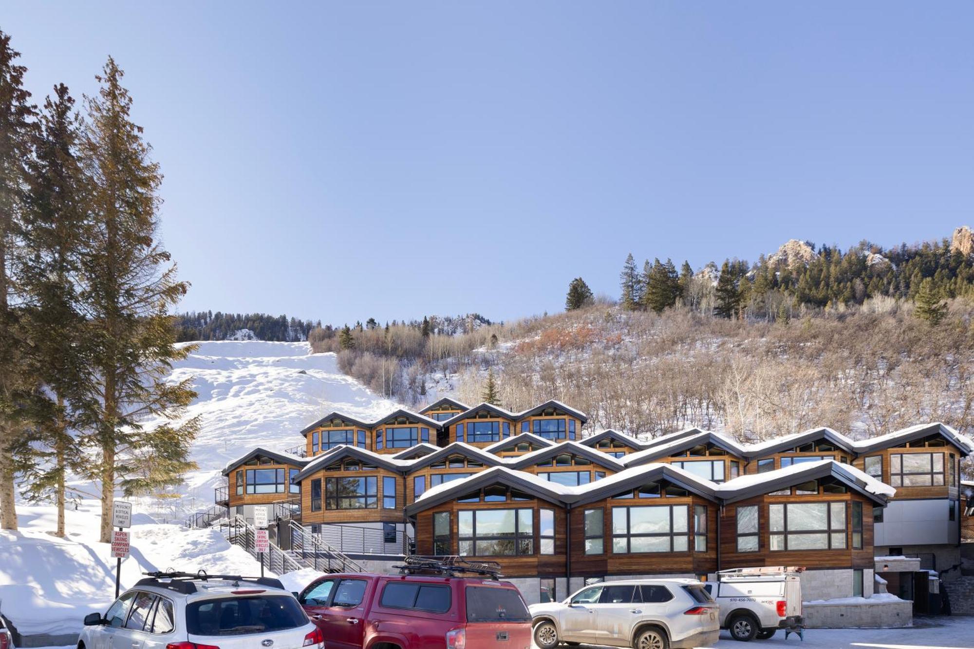 Shadow Mountain Unit 15, Spacious Ski-in, Ski-out Townhouse With Great Views & Gas Fireplace