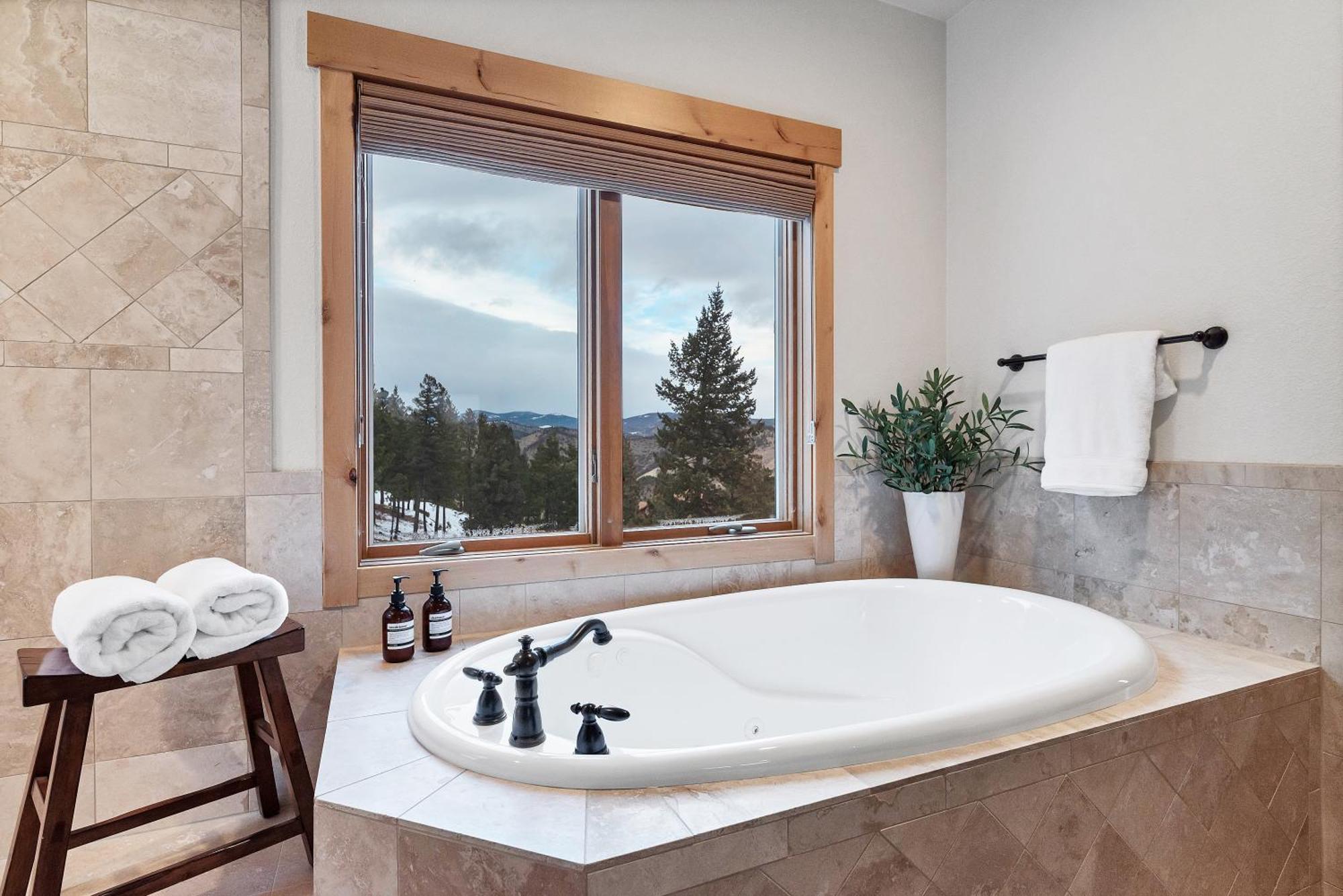 Views! Luxury Mountain - Saltwater Hottub, Firepit, Bbq- Close To Trails, Red Rocks Evergreen