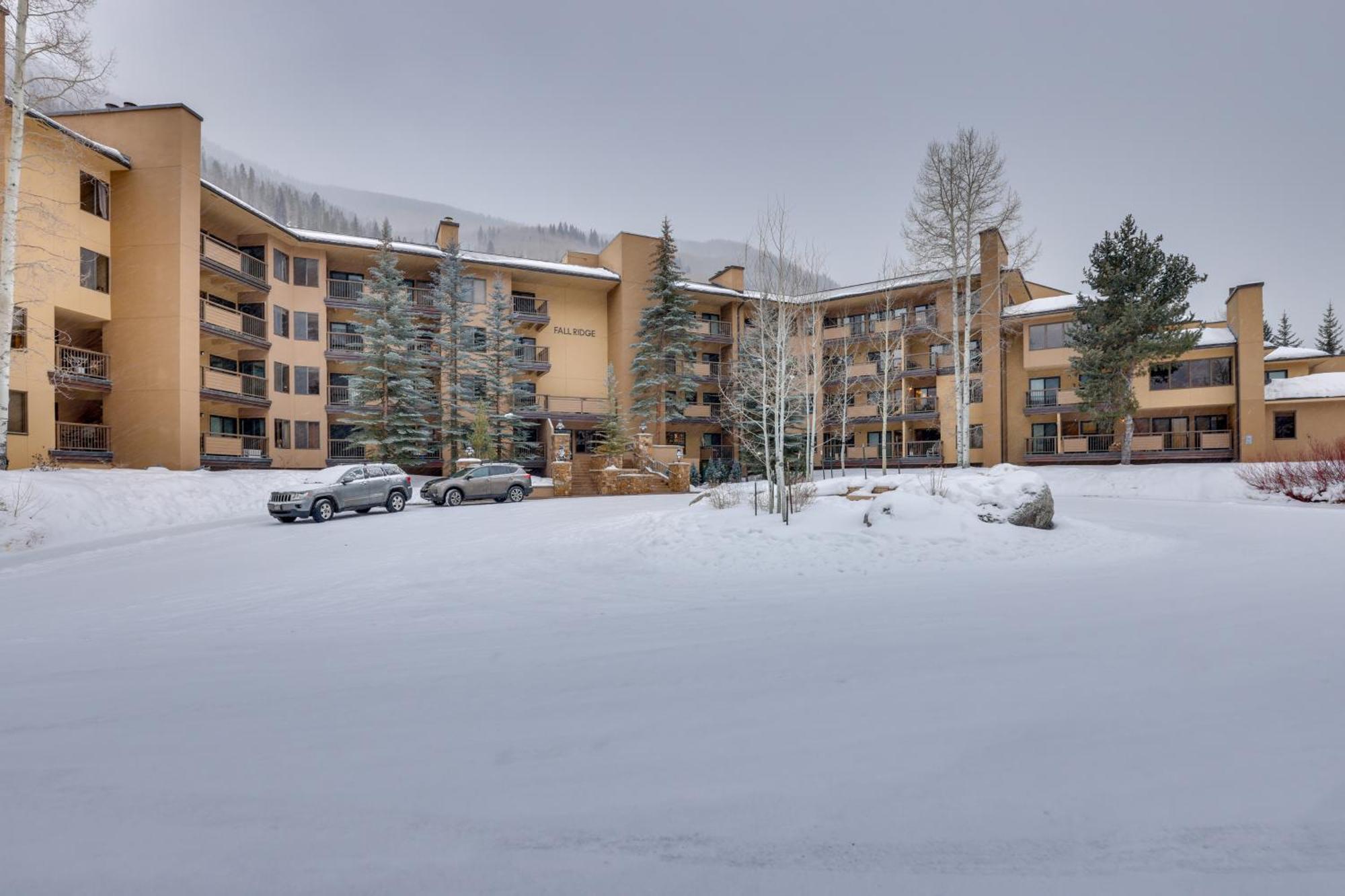 With Hot Tub Access - Quick Bus Trip To Ski! *