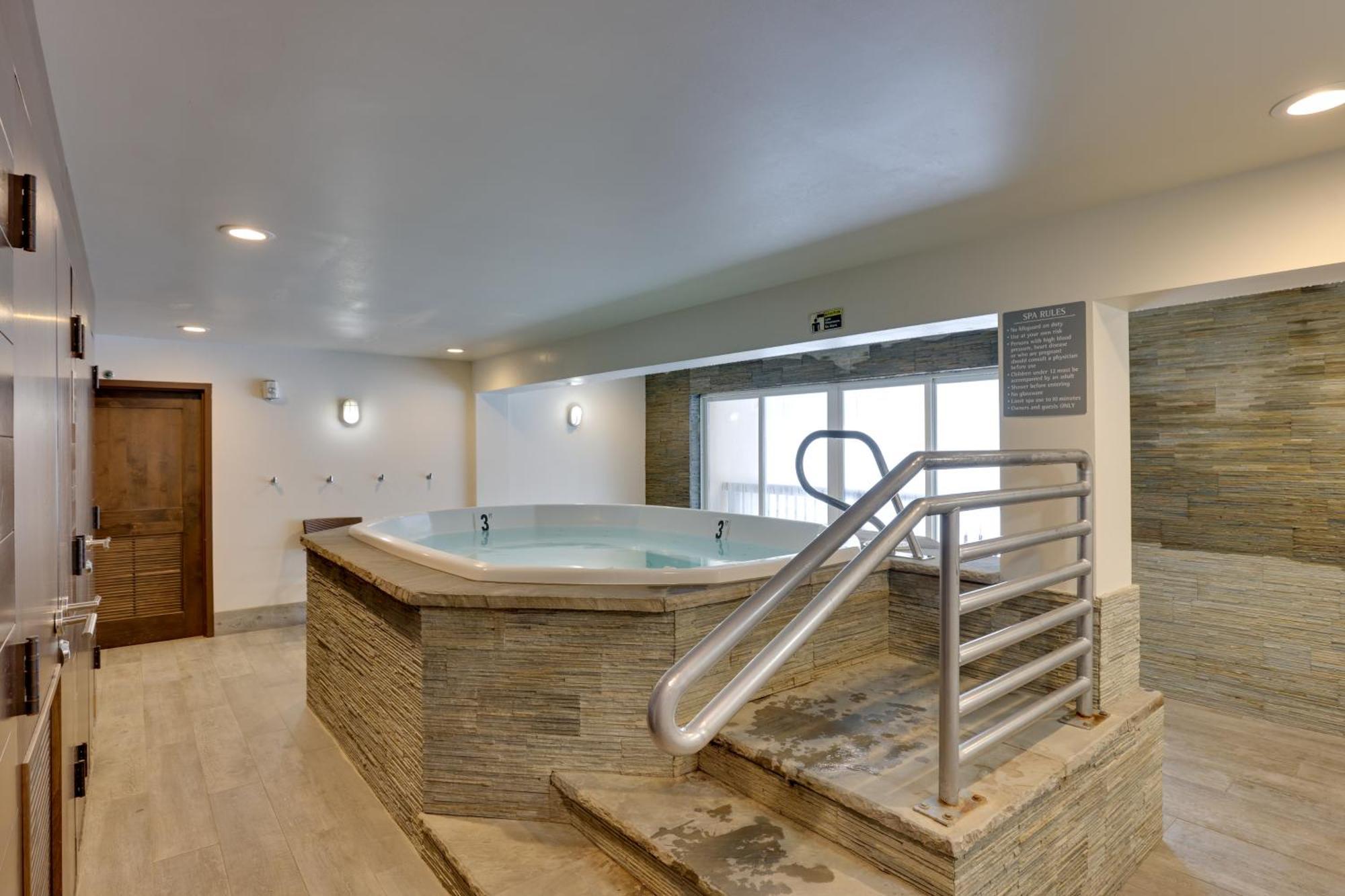With Hot Tub Access - Quick Bus Trip To Ski! Apartment