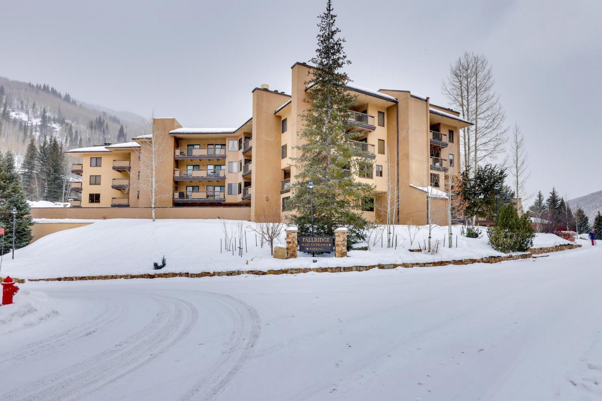 With Hot Tub Access - Quick Bus Trip To Ski! Apartment *