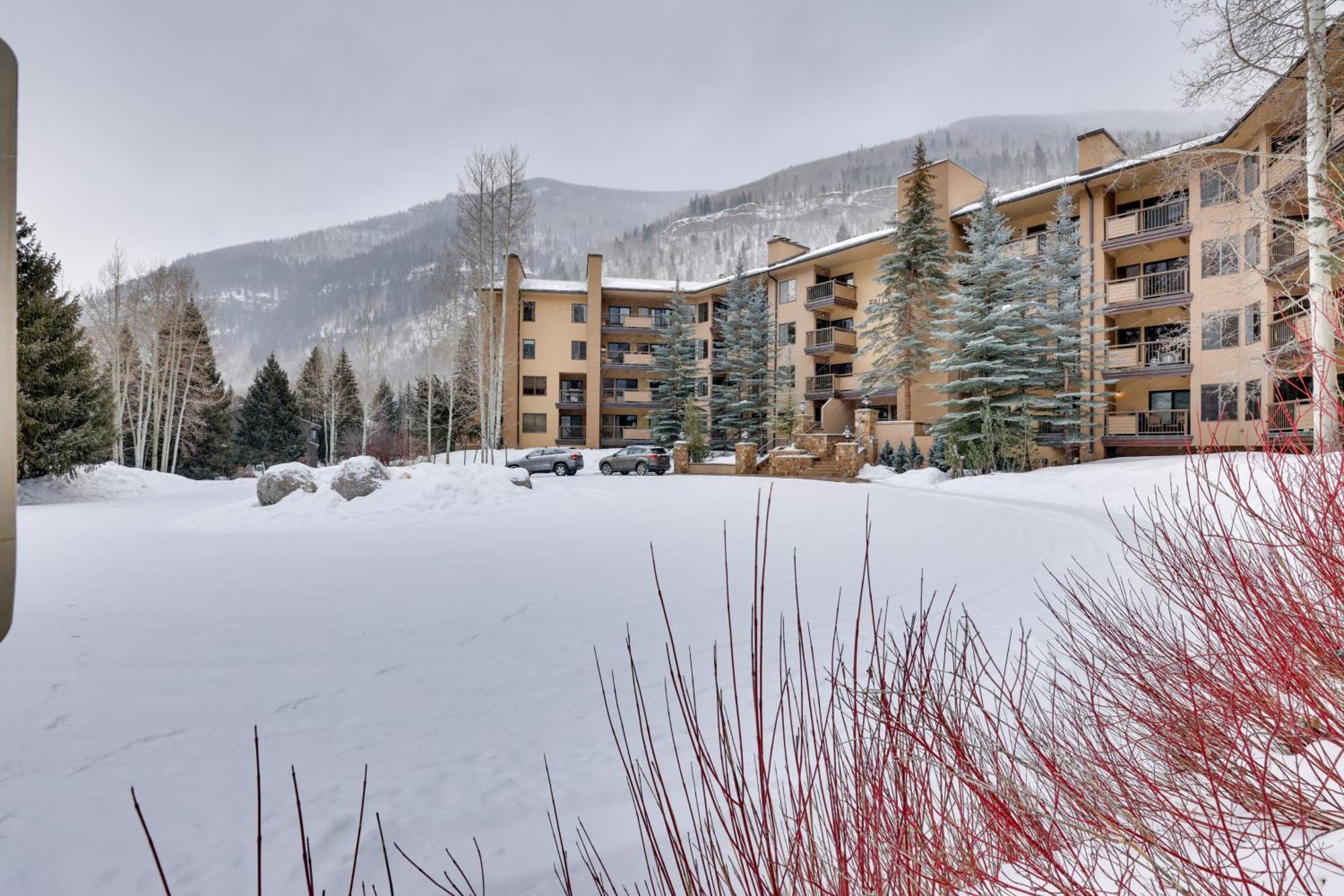 With Hot Tub Access - Quick Bus Trip To Ski! Apartment