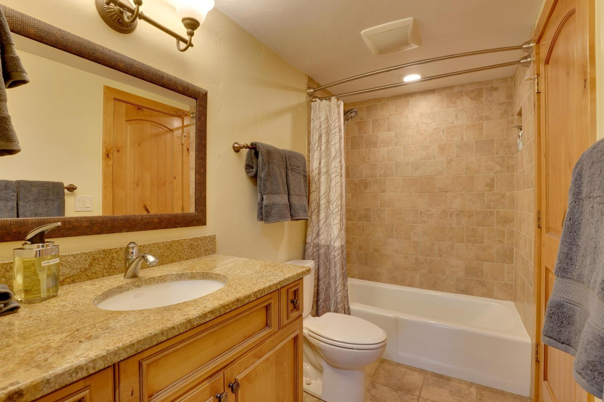 With Hot Tub Access - Quick Bus Trip To Ski! Vail