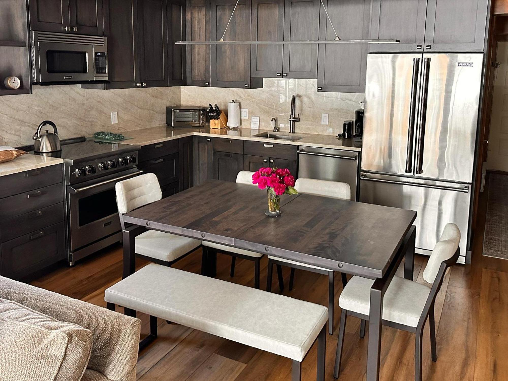 Apartment Lift One - One, Two Three Bedroom Units Adjacent To Downtown *