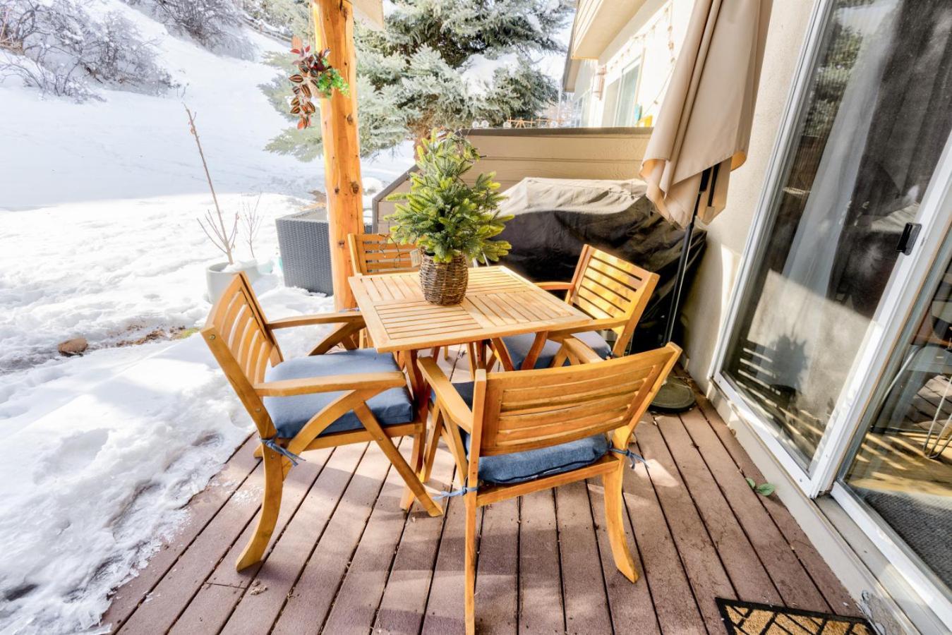Perfectly Located 3 Bed 3.5 Bath Beautiful Townhome Holiday home