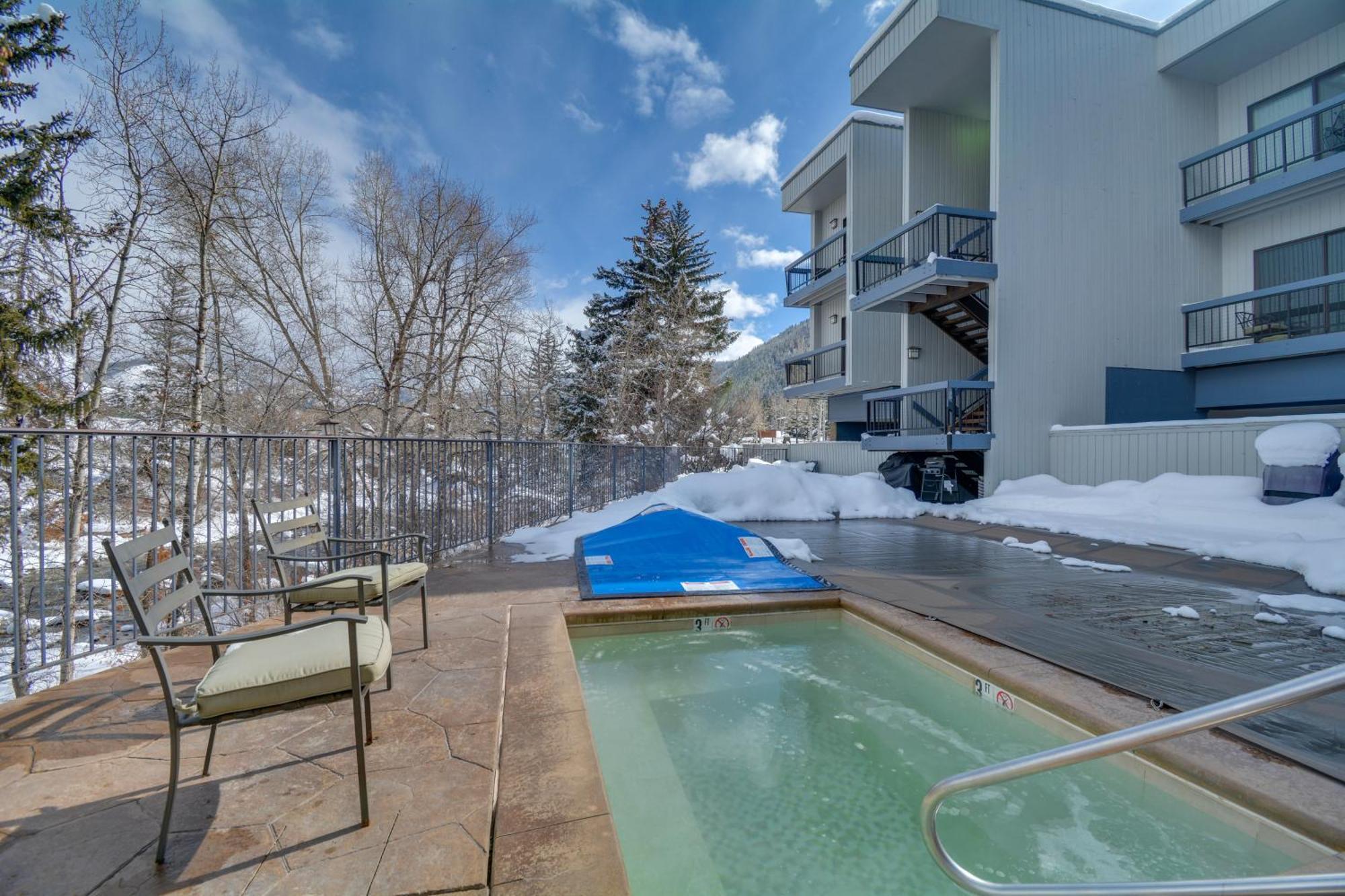 Comfy With Pool And Eagle River Views! Apartment