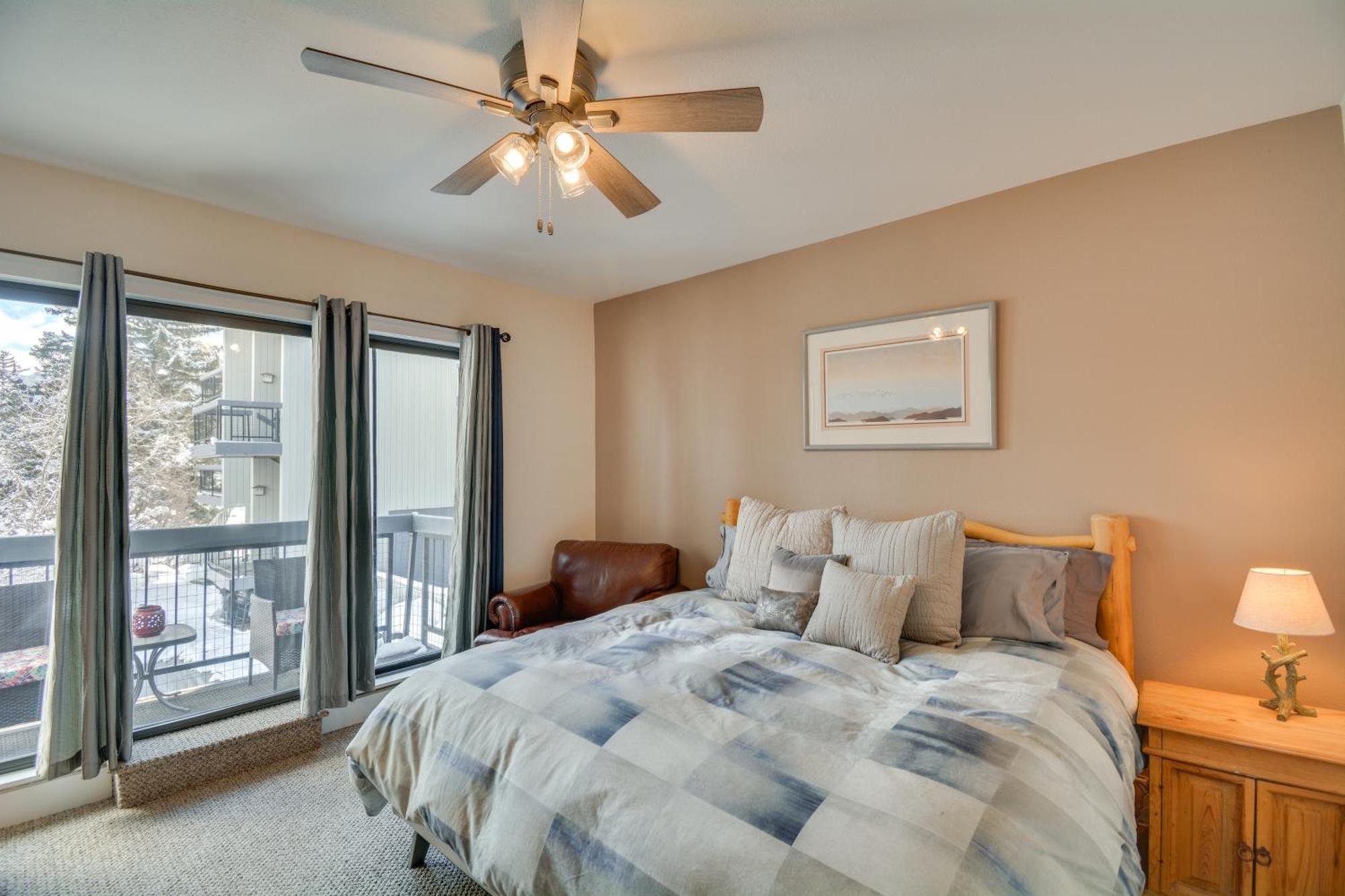Comfy With Pool And Eagle River Views! Apartment