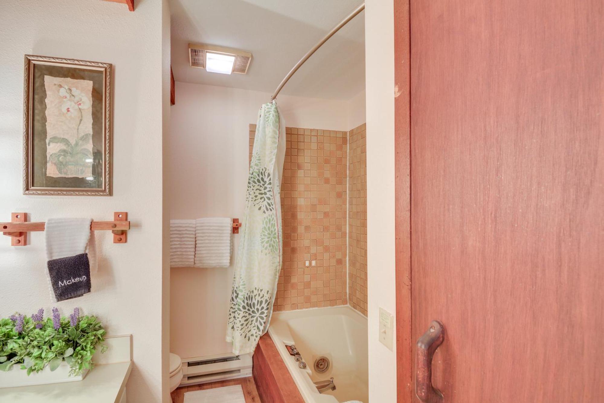 Apartment Comfy With Pool And Eagle River Views!