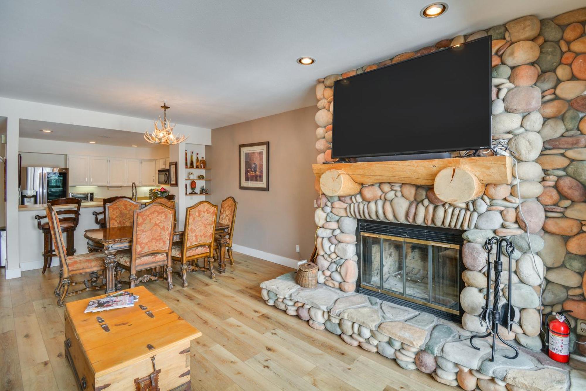 Comfy With Pool And Eagle River Views!
