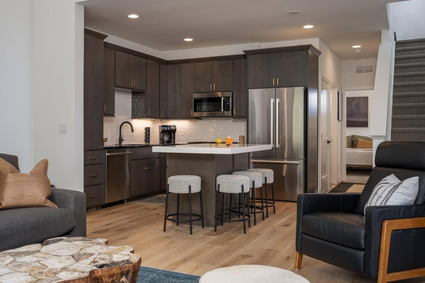 Cozy Modern W Hot Tub - Minutes To Area *