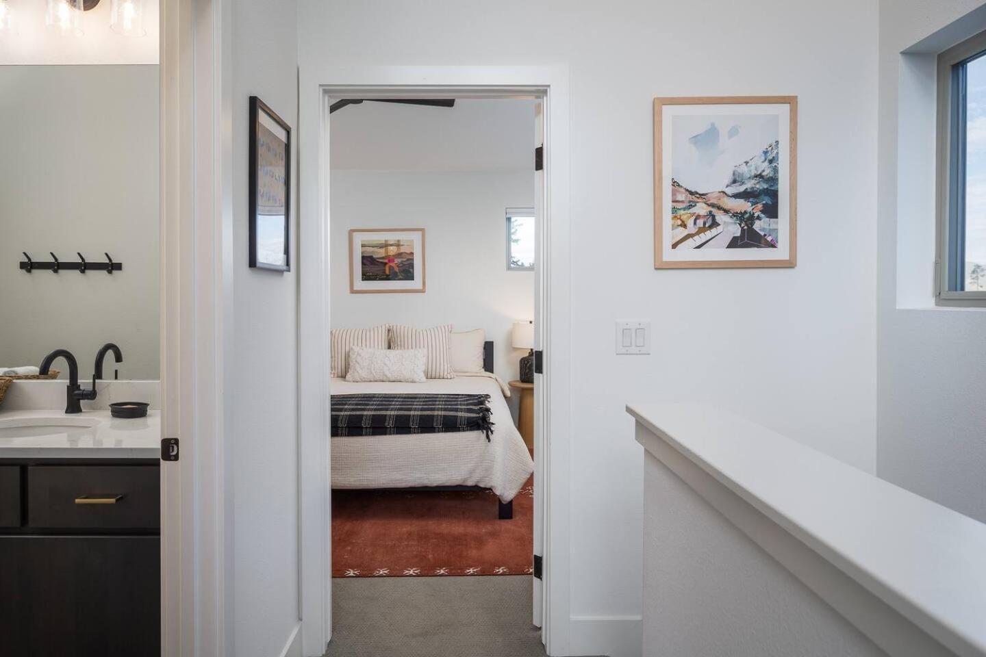 Cozy Modern W Hot Tub - Minutes To Area *