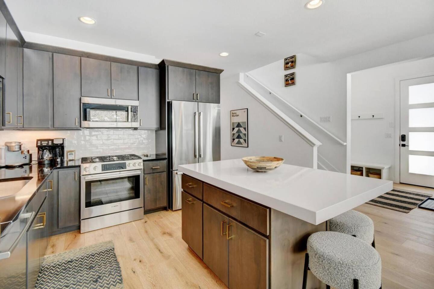 Cozy Modern W Hot Tub - Minutes To Area