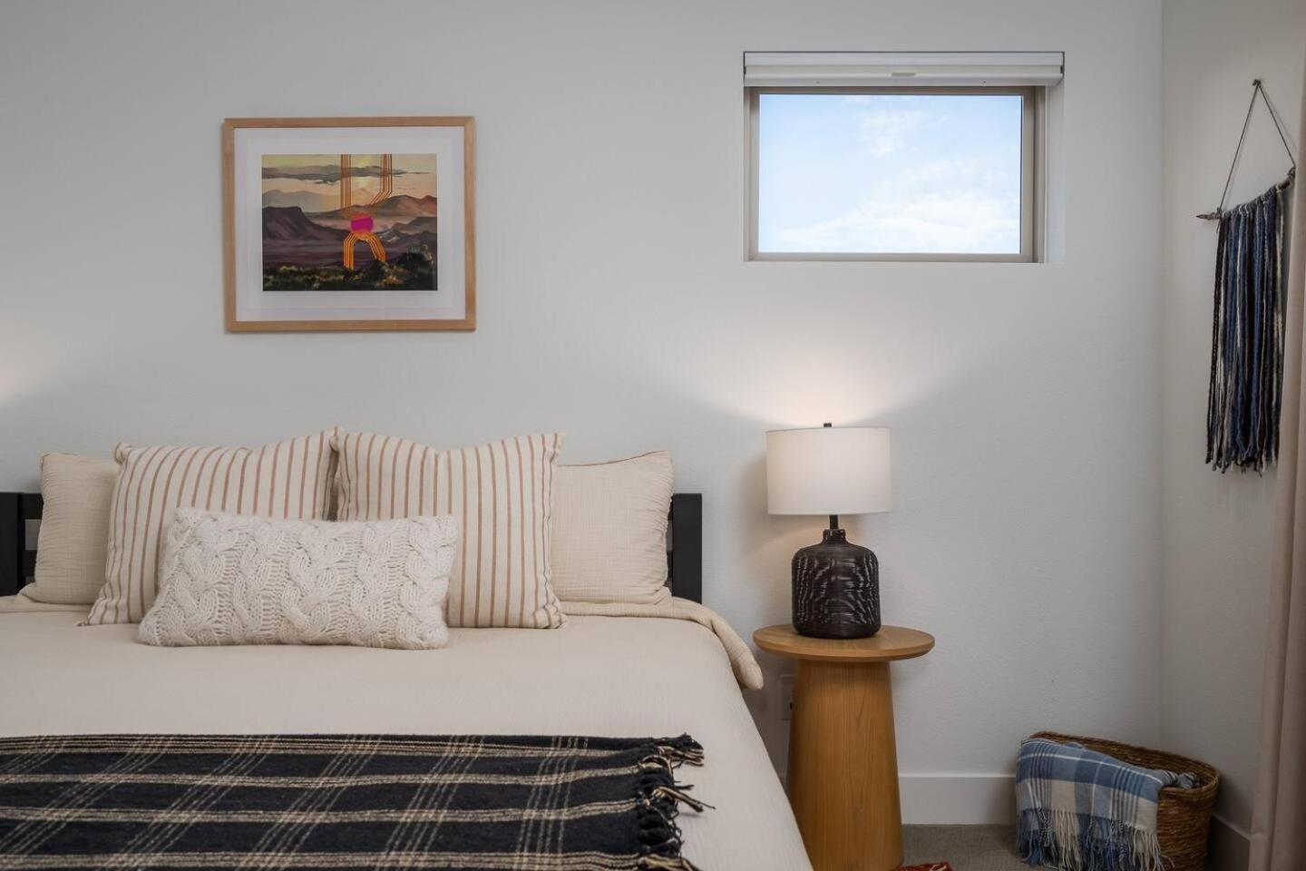 Cozy Modern W Hot Tub - Minutes To Area Holiday home