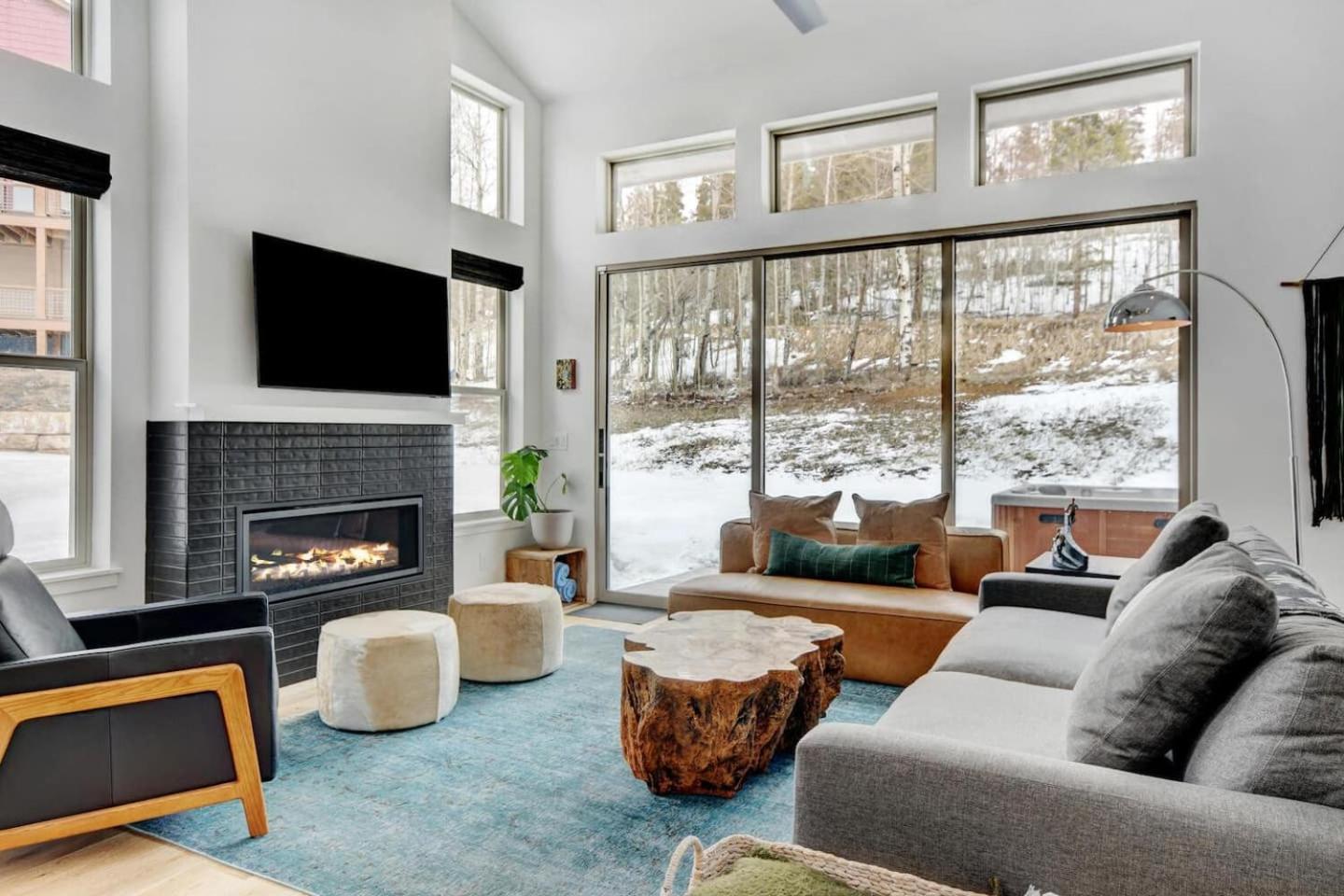 Cozy Modern W Hot Tub - Minutes To Area Holiday home *