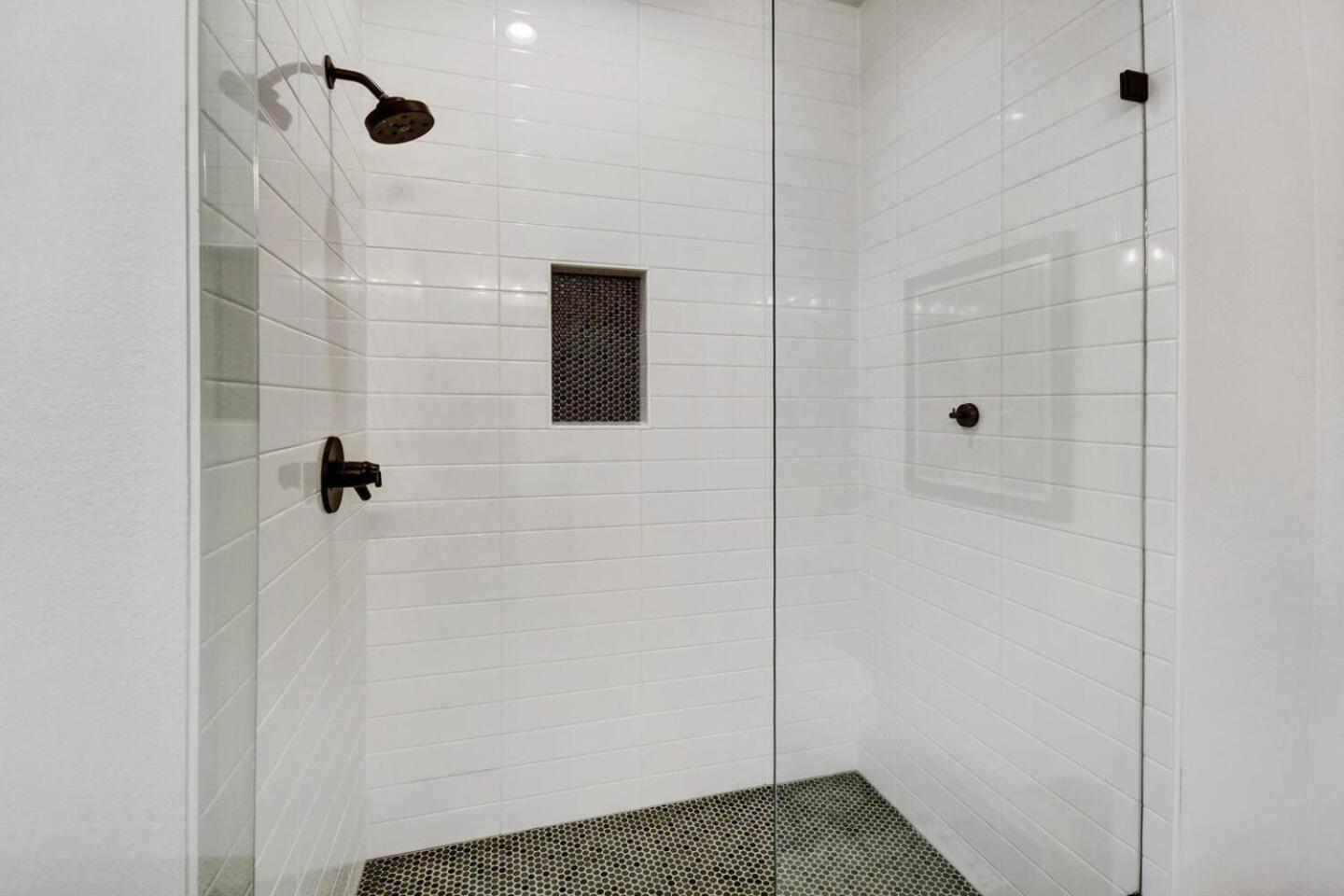Cozy Modern W Hot Tub - Minutes To Area *