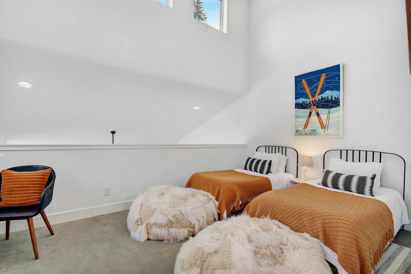 Cozy Modern W Hot Tub - Minutes To Area Holiday home