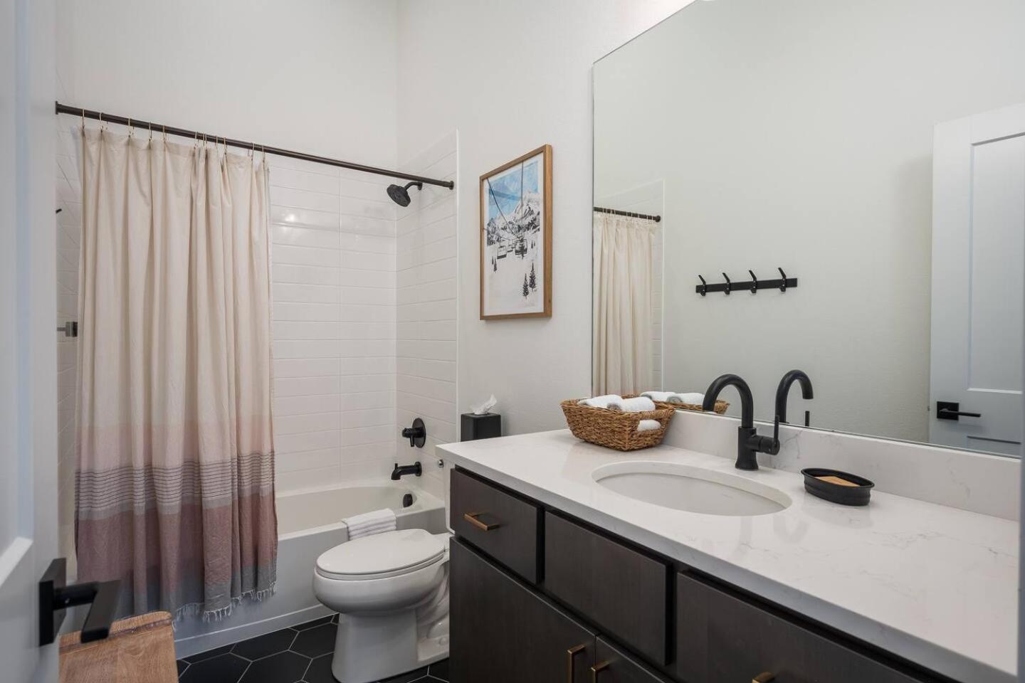 Holiday home Cozy Modern W Hot Tub - Minutes To Area