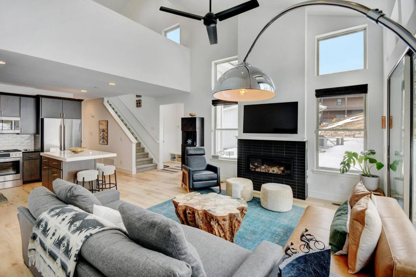 Cozy Modern W Hot Tub - Minutes To Area *