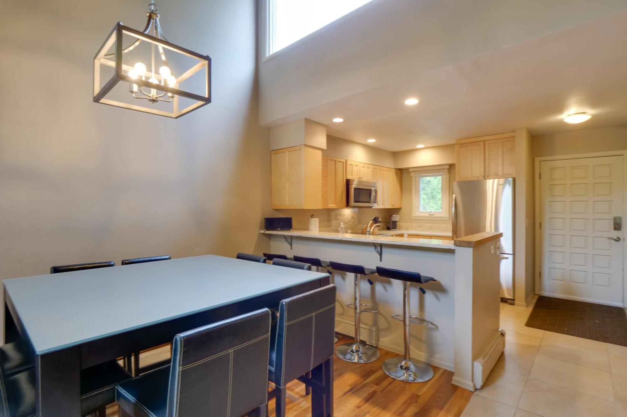 Chillside Modern West Townhouse! Holiday home