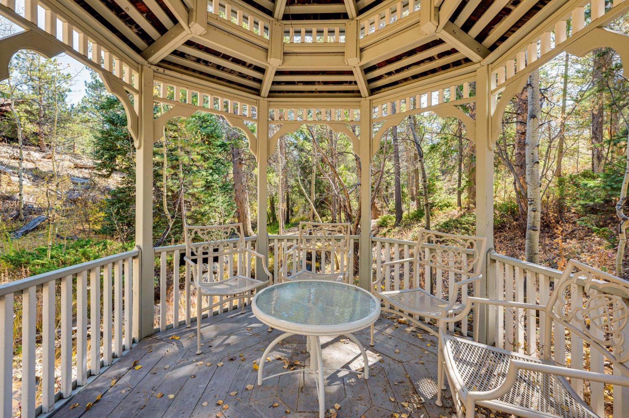 Quiet And Peaceful In With Deck! *