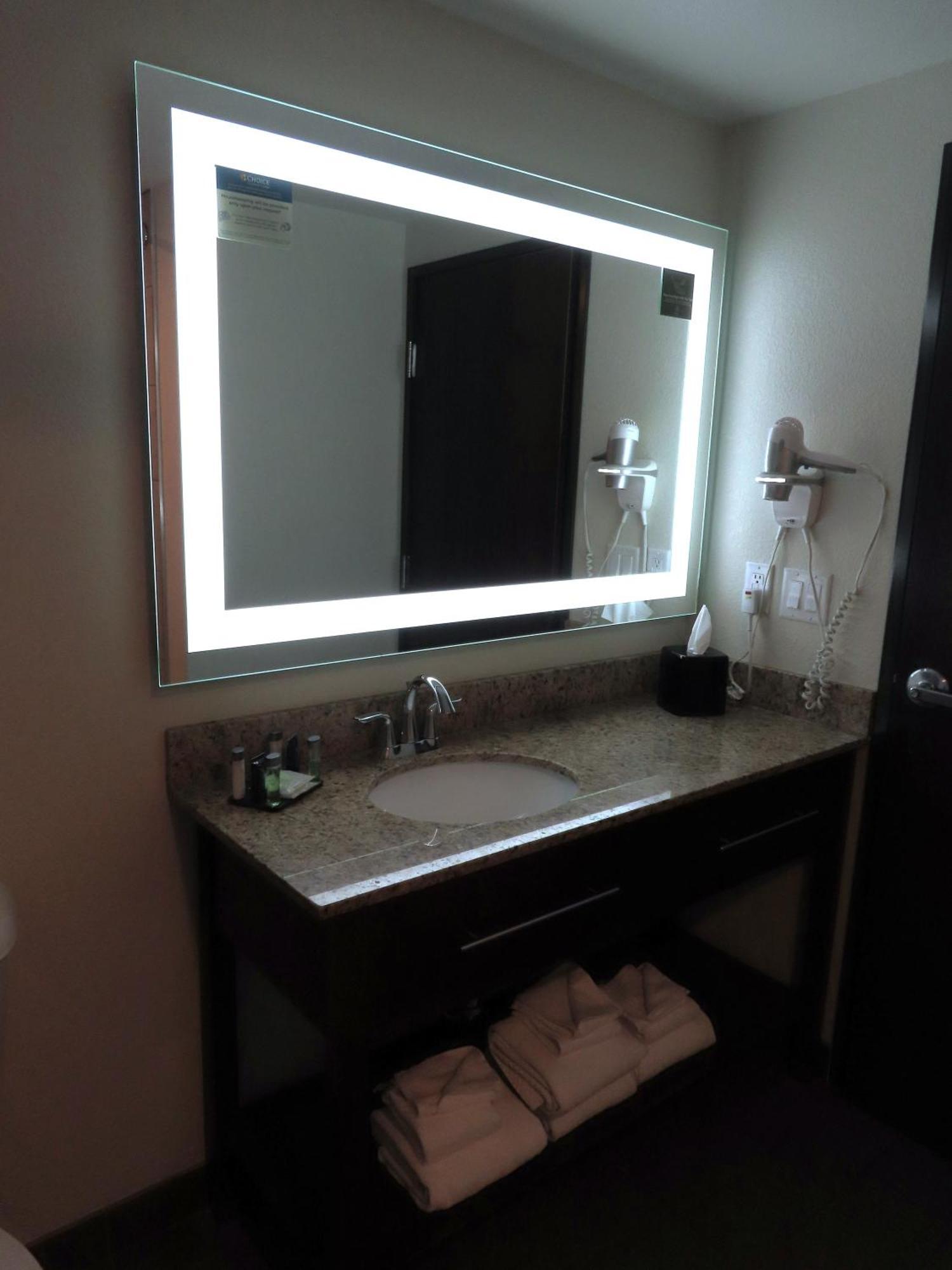 Mainstay International Airport 3*