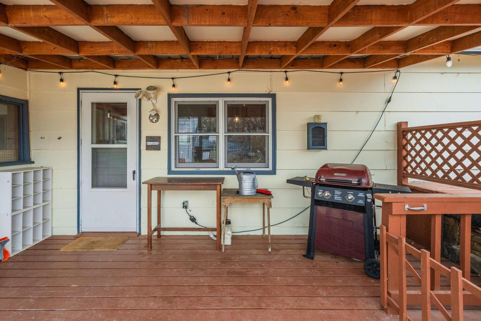 Yale Yard Stylish Escape With Scenic Views Holiday home Buena Vista