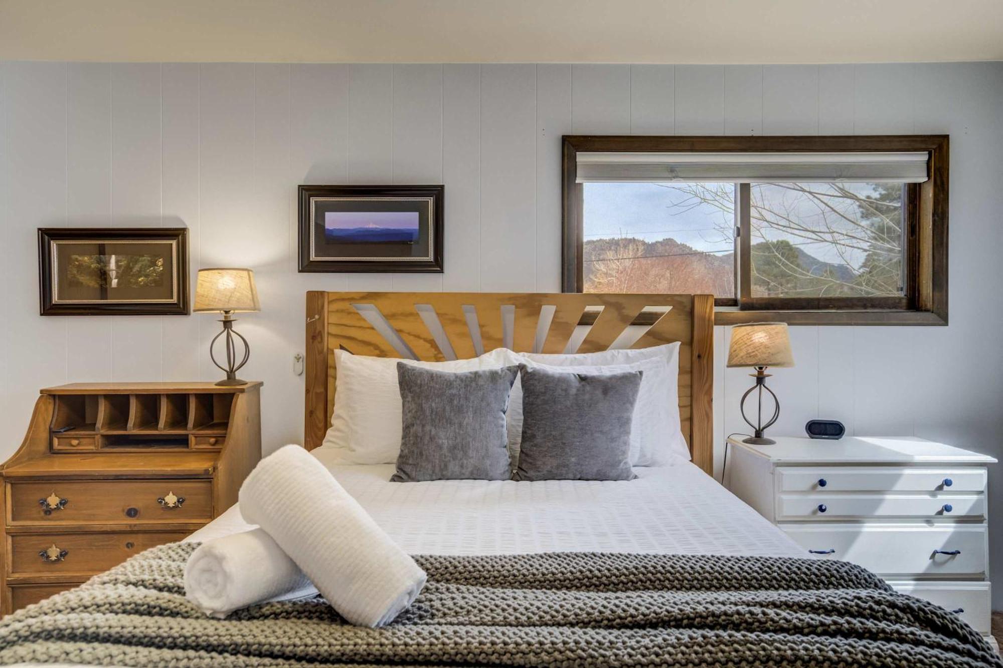 Yale Yard Stylish Escape With Scenic Views Holiday home Buena Vista