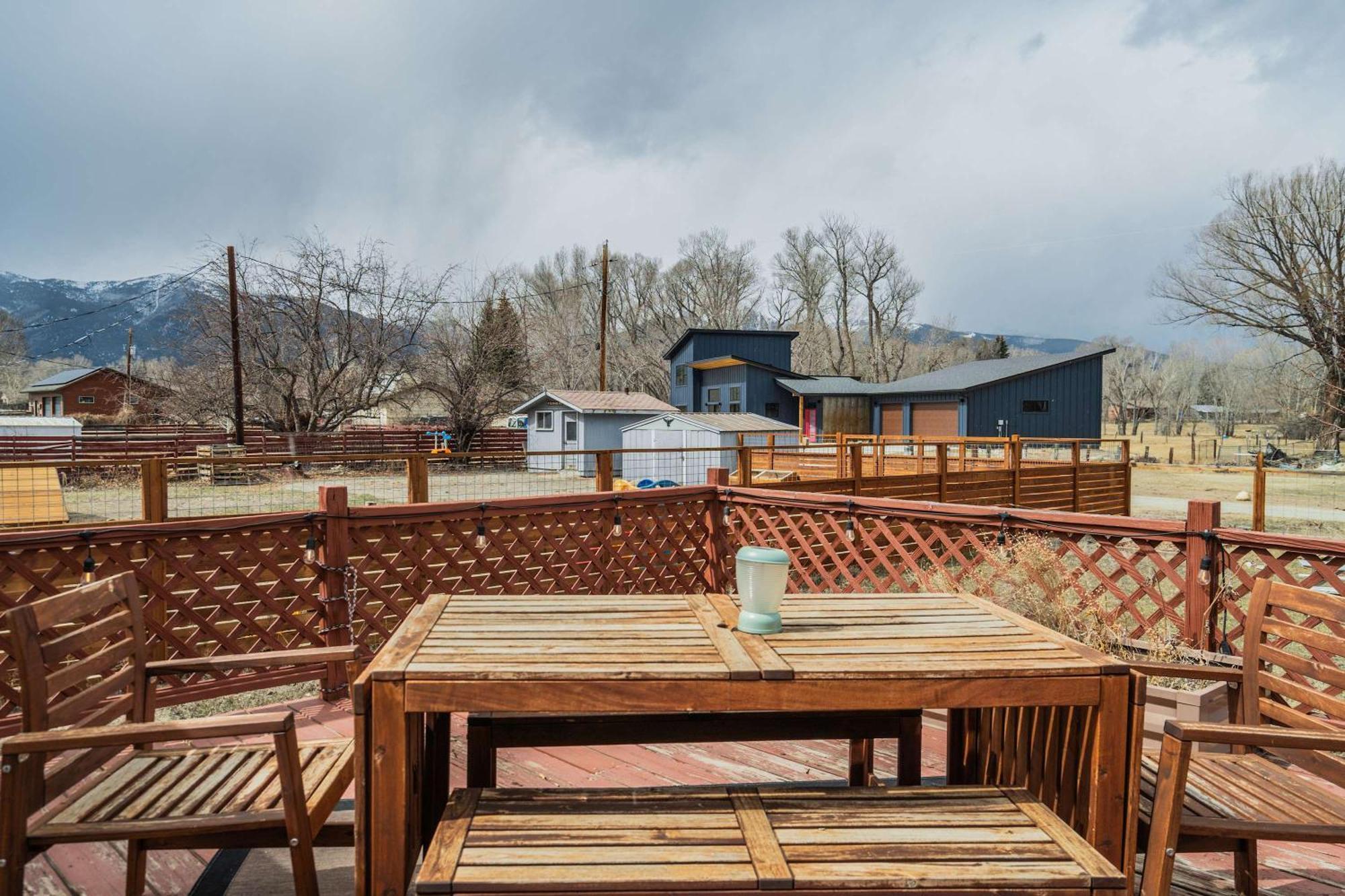 Yale Yard Stylish Escape With Scenic Views