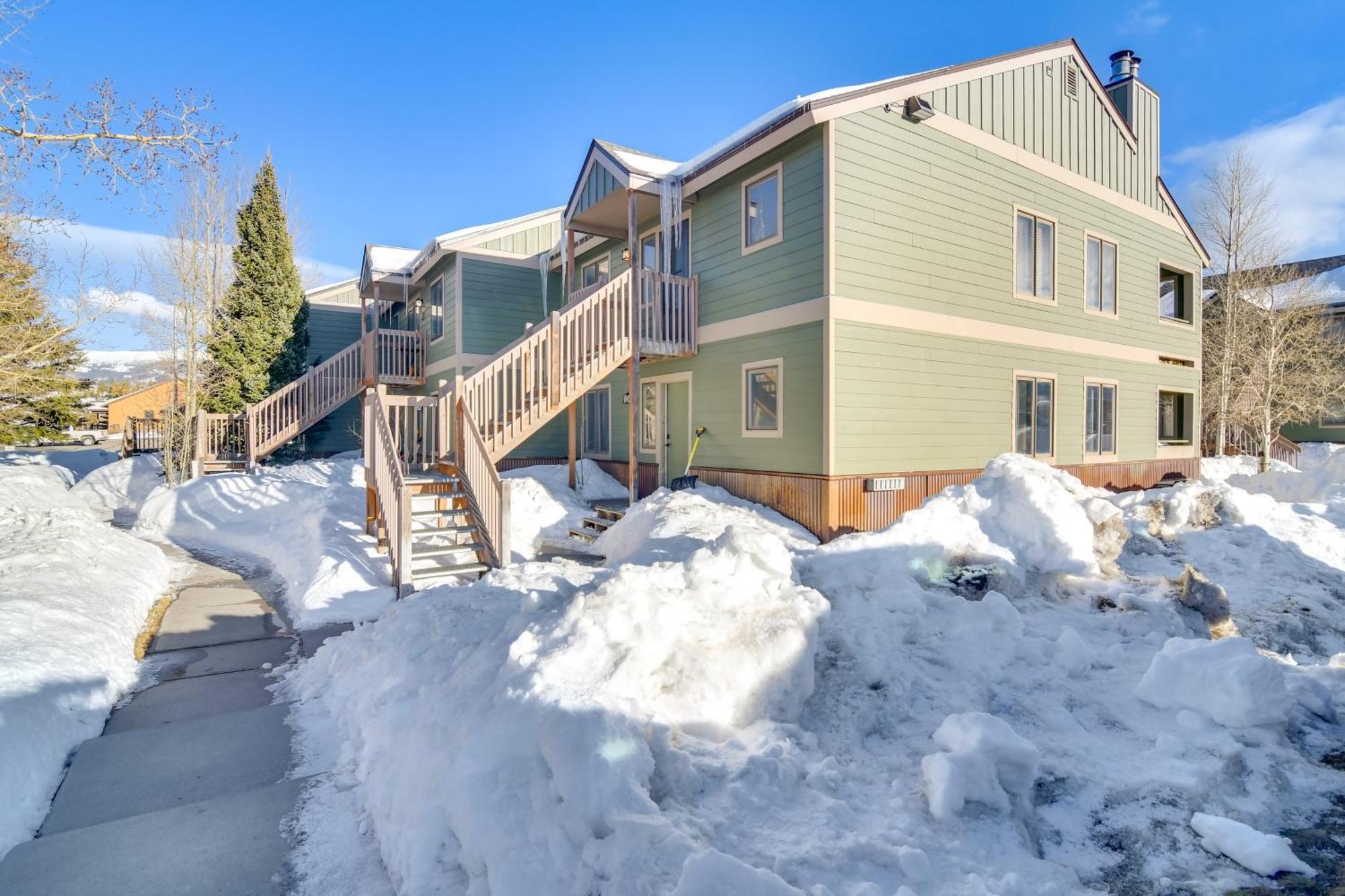 Family-friendly Retreat With Balcony In Fraser!