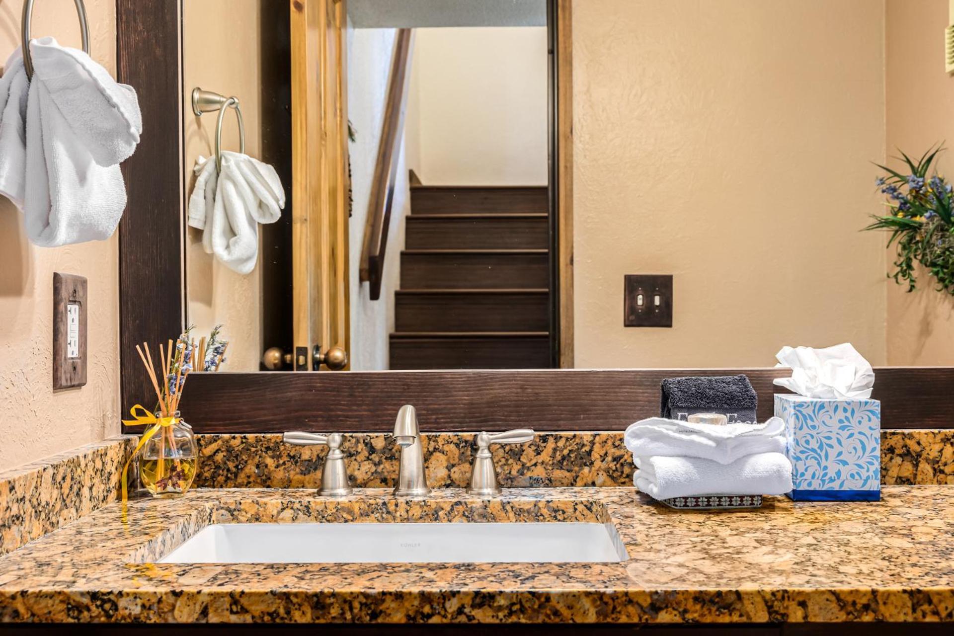 Cedars 42 In-ski Out, Walk To Main St, Sleeps 10 Holiday home *