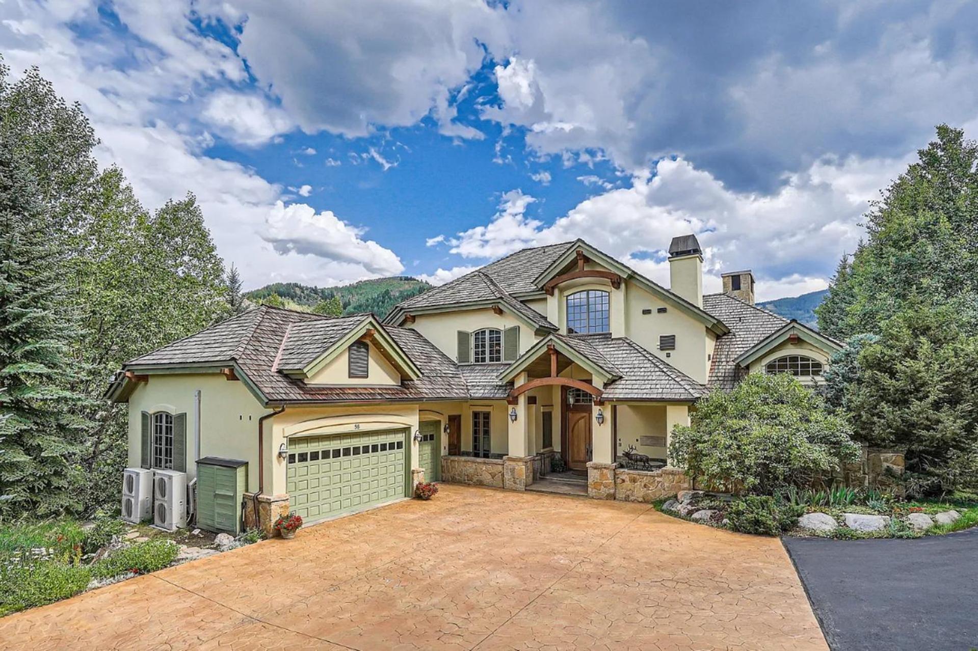 Holiday home North Starr Chateau By Mountain Vacation - 7 Bedroom Suites, Game Room, Theater & Avon