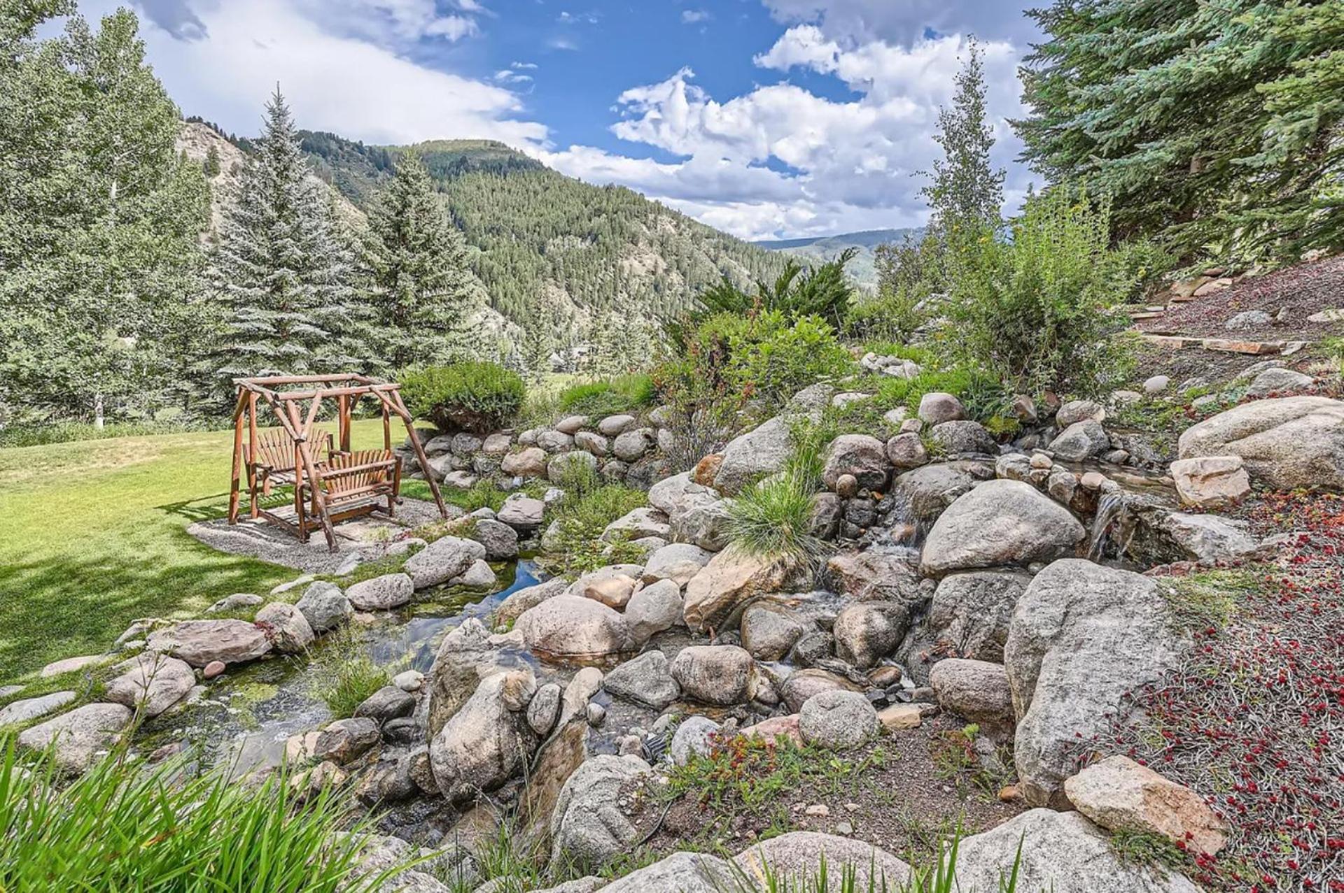Holiday home North Starr Chateau By Mountain Vacation - 7 Bedroom Suites, Game Room, Theater & Avon